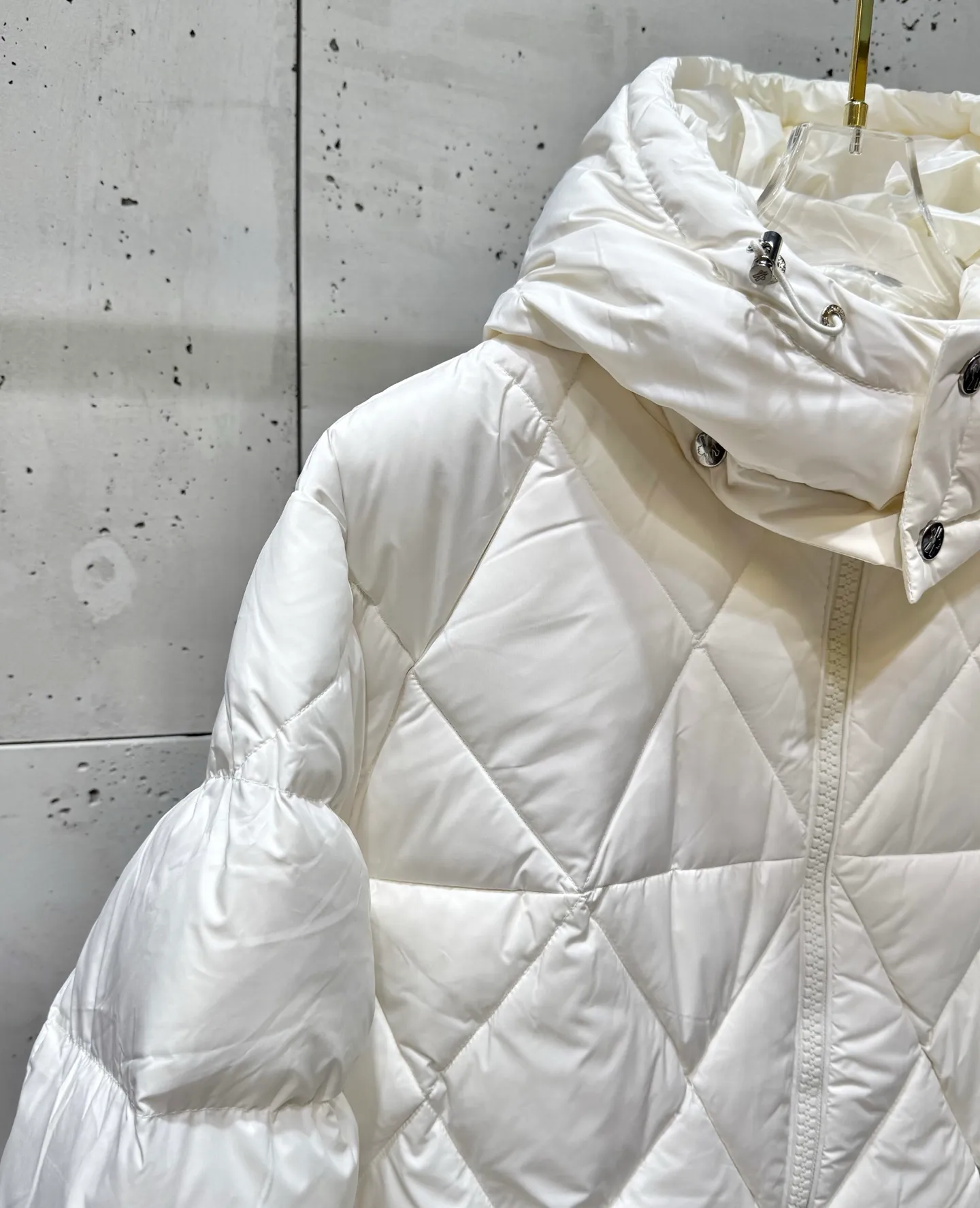 P900 Premium Down ⬆️Moncler Averole Short Men's Diamond Check Down Jacket. Premium goose down filling. Original matching hardware. The Averole Men's Short Down Jacket has an eye-catching stitching pattern, integrating diamond quilted yoke and long square quilted body.  The Averole Men's Short Down Jacket features an eye-catching stitching pattern, diamond-quilted yoke and long checkered quilting throughout. Made from stretch nylon and features a removable hood, pockets and two-way zip fly. Details •Made from stretch nylon fabric •Stretch nylon lining •Down filling •Detachable and adjustable hood with press studs and drawstring •Diamond quilted yoke •Zip closure •Zip pockets •Adjustable cuffs with press studs •Fleece felt logo Size: 1-5 Black White