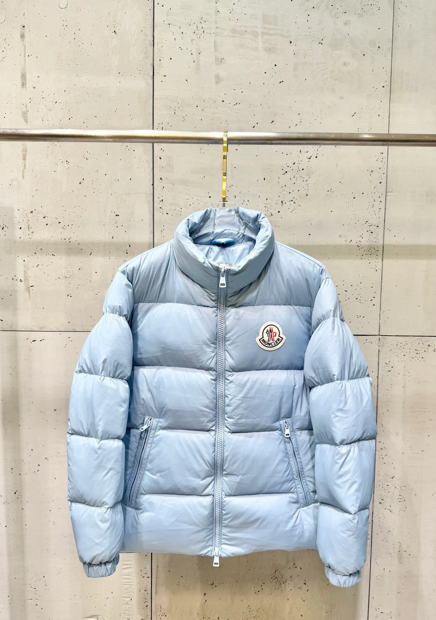 P820 ​​Moncler Citala short men's. Looking at it, there is no version on the market that can beat it. 130w + one ton of special European gooseneck down filling. 850+ fill power, I am twice as thick as the market version, but twice as light. (⚠️ Hot color matching, small inventory, order expedited) Citala men's short down is made of pop-colored light fabric, highlighting the vitality of the series.  Citala down is made from lightweight nylon fabric and longue saison lining, making it comfortable and warm without being bulky. This cropped style has a comfortable fit, a signature high collar and a gingham-stitched silhouette. Details •Made from lightweight nylon •Longue saison lining •Down filled (⚠️Premium goose down) •Stand collar •Zip closure •Zip pockets •Elasticized cuffs and hem •Felt logo patch Size : 12345