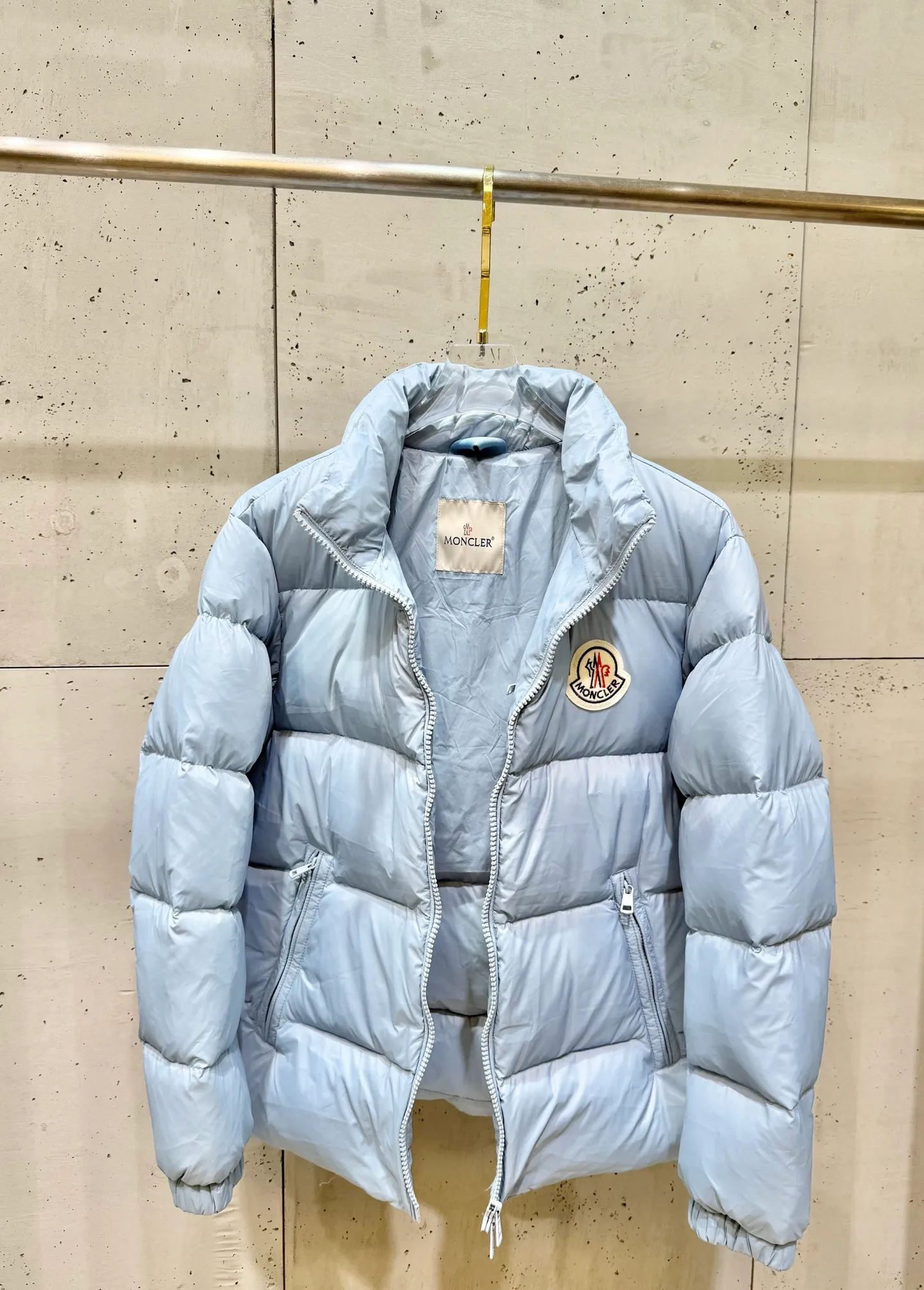 P820 ​​Moncler Citala short men's. Looking at it, there is no version on the market that can beat it. 130w + one ton of special European gooseneck down filling. 850+ fill power, I am twice as thick as the market version, but twice as light. (⚠️ Hot color matching, small inventory, order expedited) Citala men's short down is made of pop-colored light fabric, highlighting the vitality of the series.  Citala down is made from lightweight nylon fabric and longue saison lining, making it comfortable and warm without being bulky. This cropped style has a comfortable fit, a signature high collar and a gingham-stitched silhouette. Details •Made from lightweight nylon •Longue saison lining •Down filled (⚠️Premium goose down) •Stand collar •Zip closure •Zip pockets •Elasticized cuffs and hem •Felt logo patch Size : 12345