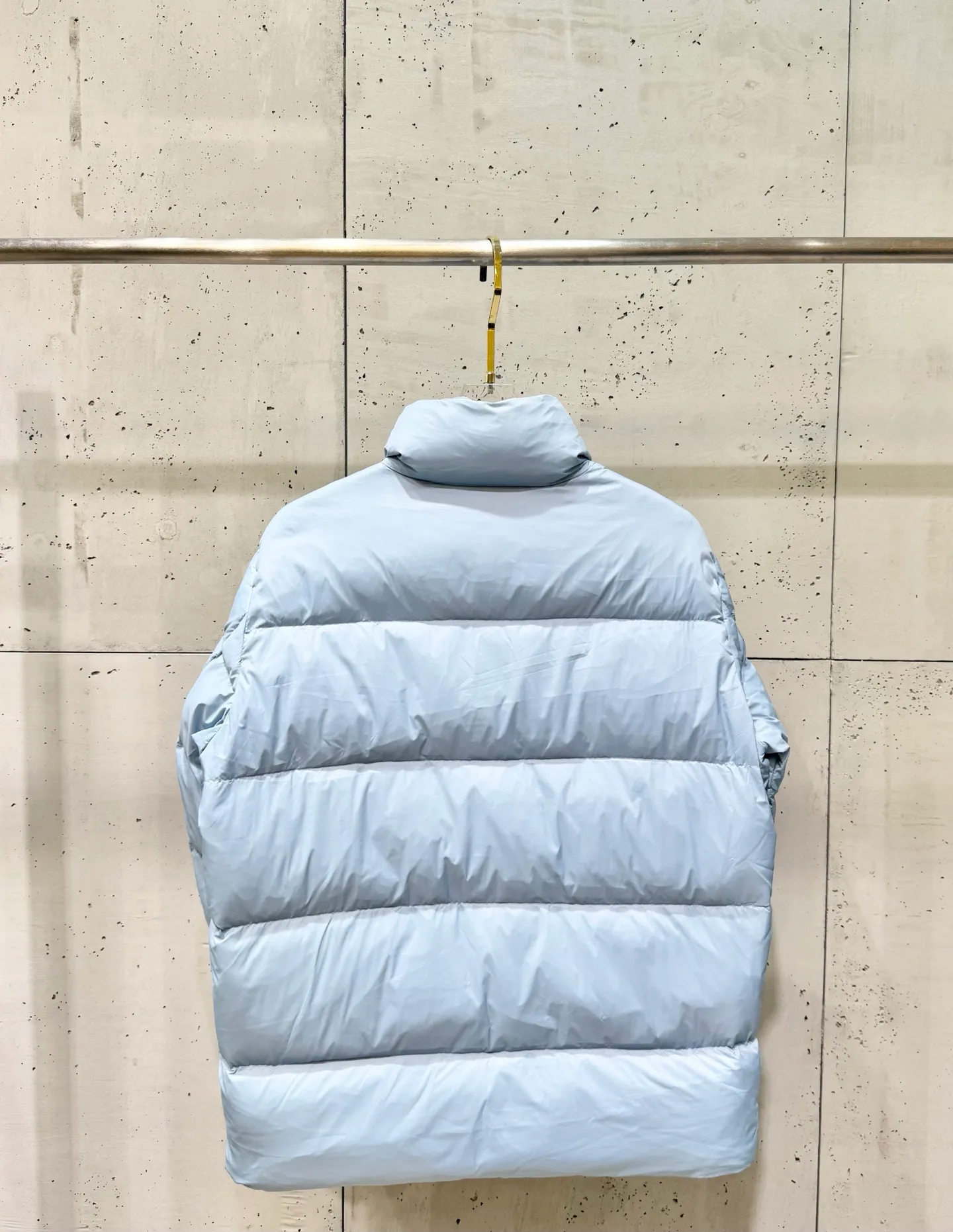 P820 ​​Moncler Citala short men's. Looking at it, there is no version on the market that can beat it. 130w + one ton of special European gooseneck down filling. 850+ fill power, I am twice as thick as the market version, but twice as light. (⚠️ Hot color matching, small inventory, order expedited) Citala men's short down is made of pop-colored light fabric, highlighting the vitality of the series.  Citala down is made from lightweight nylon fabric and longue saison lining, making it comfortable and warm without being bulky. This cropped style has a comfortable fit, a signature high collar and a gingham-stitched silhouette. Details •Made from lightweight nylon •Longue saison lining •Down filled (⚠️Premium goose down) •Stand collar •Zip closure •Zip pockets •Elasticized cuffs and hem •Felt logo patch Size : 12345