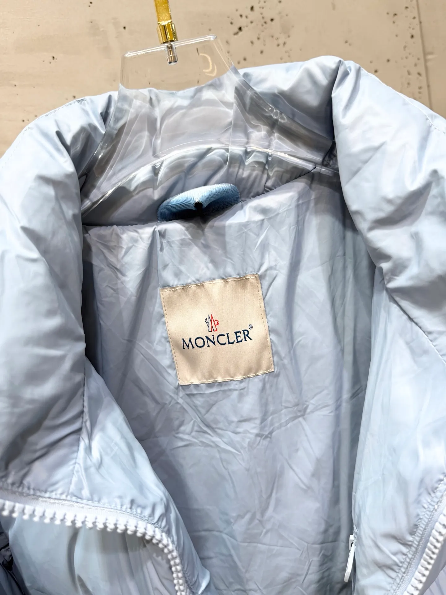 P820 ​​Moncler Citala short men's. Looking at it, there is no version on the market that can beat it. 130w + one ton of special European gooseneck down filling. 850+ fill power, I am twice as thick as the market version, but twice as light. (⚠️ Hot color matching, small inventory, order expedited) Citala men's short down is made of pop-colored light fabric, highlighting the vitality of the series.  Citala down is made from lightweight nylon fabric and longue saison lining, making it comfortable and warm without being bulky. This cropped style has a comfortable fit, a signature high collar and a gingham-stitched silhouette. Details •Made from lightweight nylon •Longue saison lining •Down filled (⚠️Premium goose down) •Stand collar •Zip closure •Zip pockets •Elasticized cuffs and hem •Felt logo patch Size : 12345