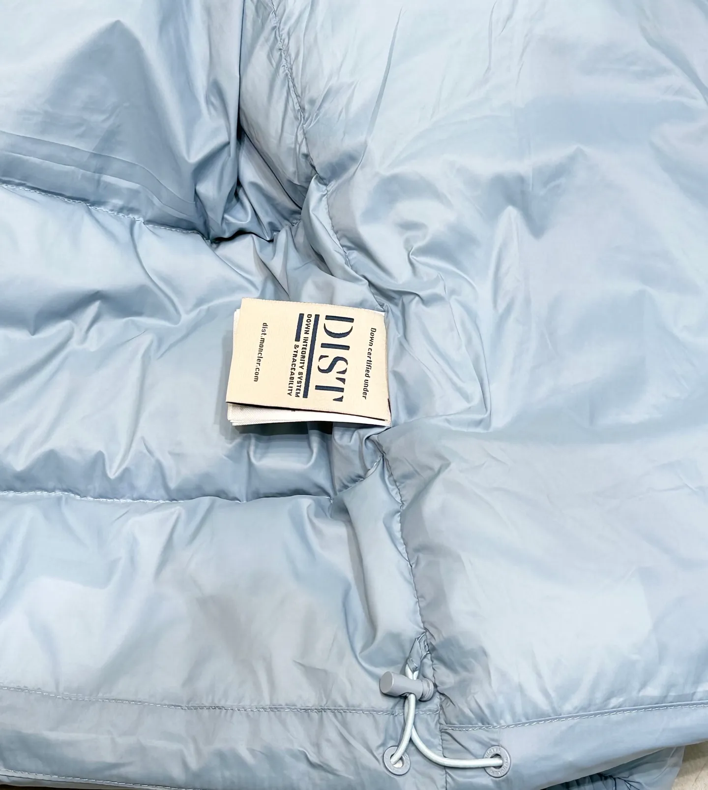 P820 ​​Moncler Citala short men's. Looking at it, there is no version on the market that can beat it. 130w + one ton of special European gooseneck down filling. 850+ fill power, I am twice as thick as the market version, but twice as light. (⚠️ Hot color matching, small inventory, order expedited) Citala men's short down is made of pop-colored light fabric, highlighting the vitality of the series.  Citala down is made from lightweight nylon fabric and longue saison lining, making it comfortable and warm without being bulky. This cropped style has a comfortable fit, a signature high collar and a gingham-stitched silhouette. Details •Made from lightweight nylon •Longue saison lining •Down filled (⚠️Premium goose down) •Stand collar •Zip closure •Zip pockets •Elasticized cuffs and hem •Felt logo patch Size : 12345