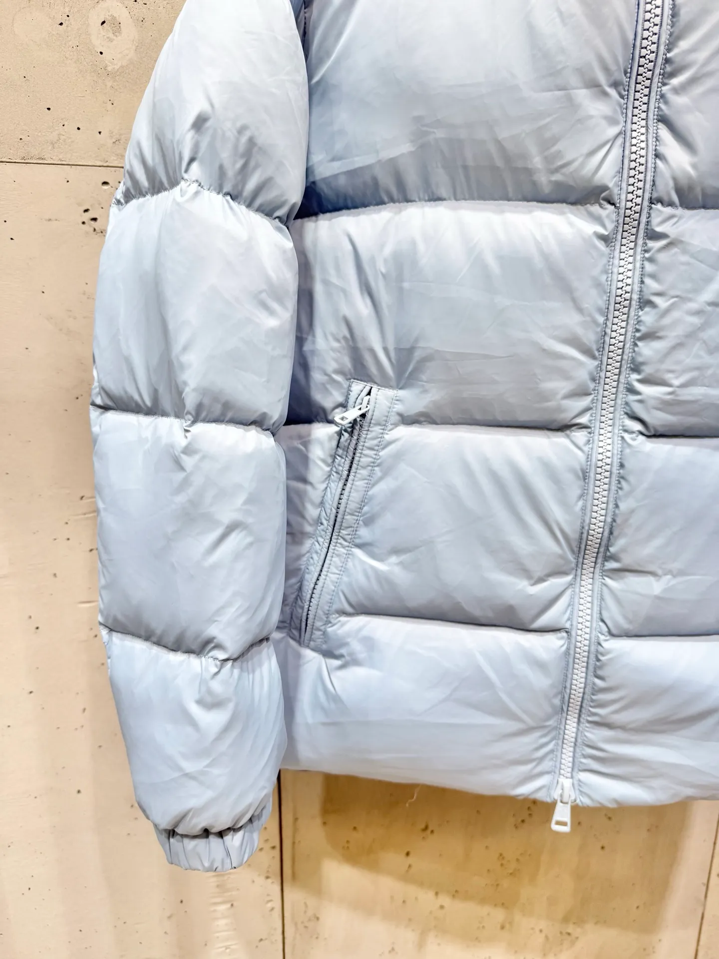 P820 ​​Moncler Citala short men's. Looking at it, there is no version on the market that can beat it. 130w + one ton of special European gooseneck down filling. 850+ fill power, I am twice as thick as the market version, but twice as light. (⚠️ Hot color matching, small inventory, order expedited) Citala men's short down is made of pop-colored light fabric, highlighting the vitality of the series.  Citala down is made from lightweight nylon fabric and longue saison lining, making it comfortable and warm without being bulky. This cropped style has a comfortable fit, a signature high collar and a gingham-stitched silhouette. Details •Made from lightweight nylon •Longue saison lining •Down filled (⚠️Premium goose down) •Stand collar •Zip closure •Zip pockets •Elasticized cuffs and hem •Felt logo patch Size : 12345