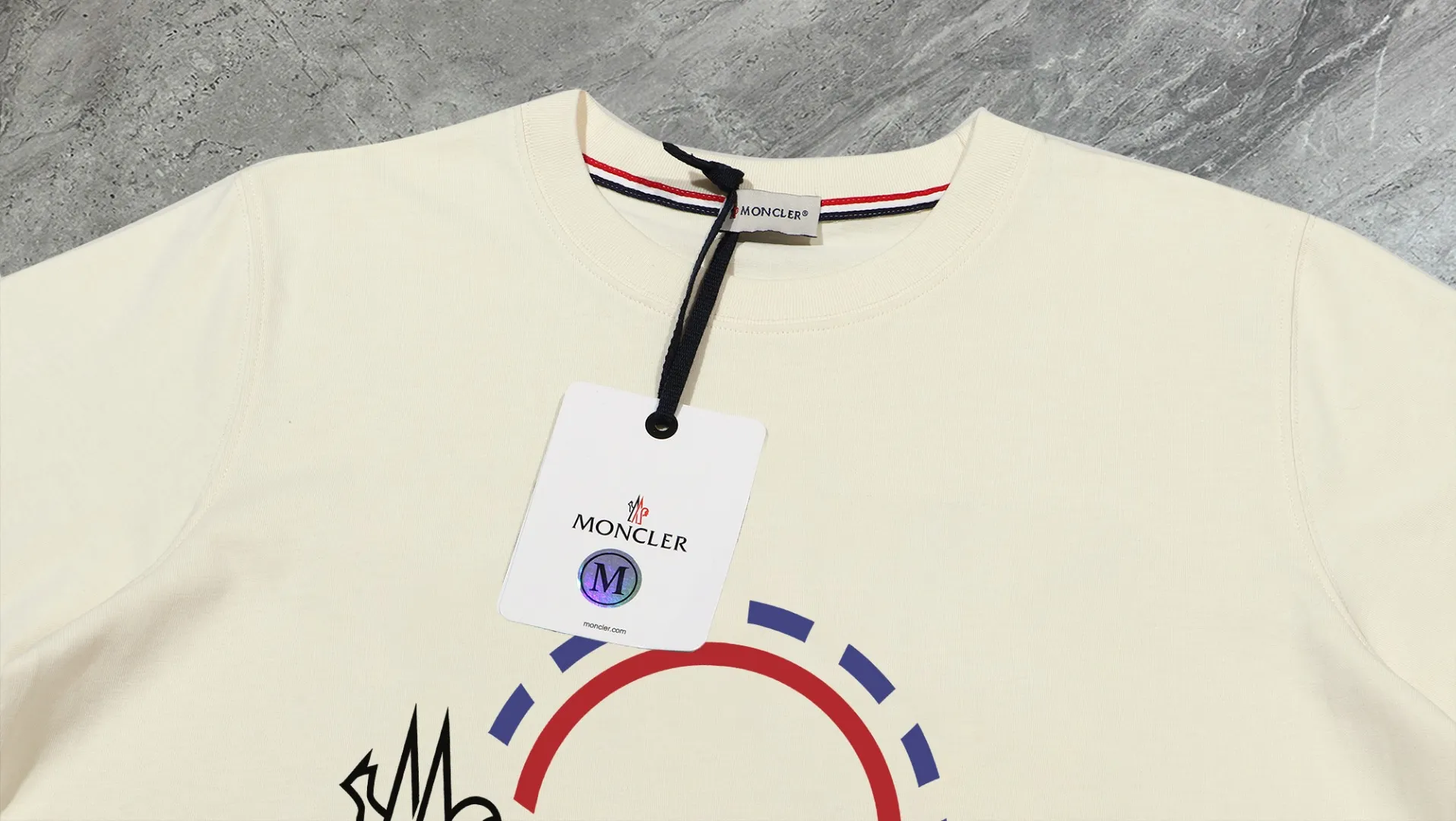 P140 💰Upgraded version "Mobile phone smart sensor ~ NFC chip armband ~ direct access to the official website for anti-counterfeiting" "Moncler ~ Mouth" 2025 new high-quality round neck short-sleeved T-shirt. The cuffs have imported embroidered labels. Custom dyed, very comfortable to touch. Super versatile and good-looking short-sleeved. Complete with three labels. Non-market ordinary version. Feel free to compare. Quality is absolutely guaranteed! ‼ First of all, this original fabric is all custom-woven with 32-count double yarn fabric, 250G, and the weight is the same‼ Fine workmanship, double waistcoat method, double waistcoat method, double waistcoat method makes the whole dress more three-dimensional, which is not a craft that ordinary T-shirts can achieve🤪 Size: S-M-L-XL-2XL Color: black, white, apricot, same style for men and women