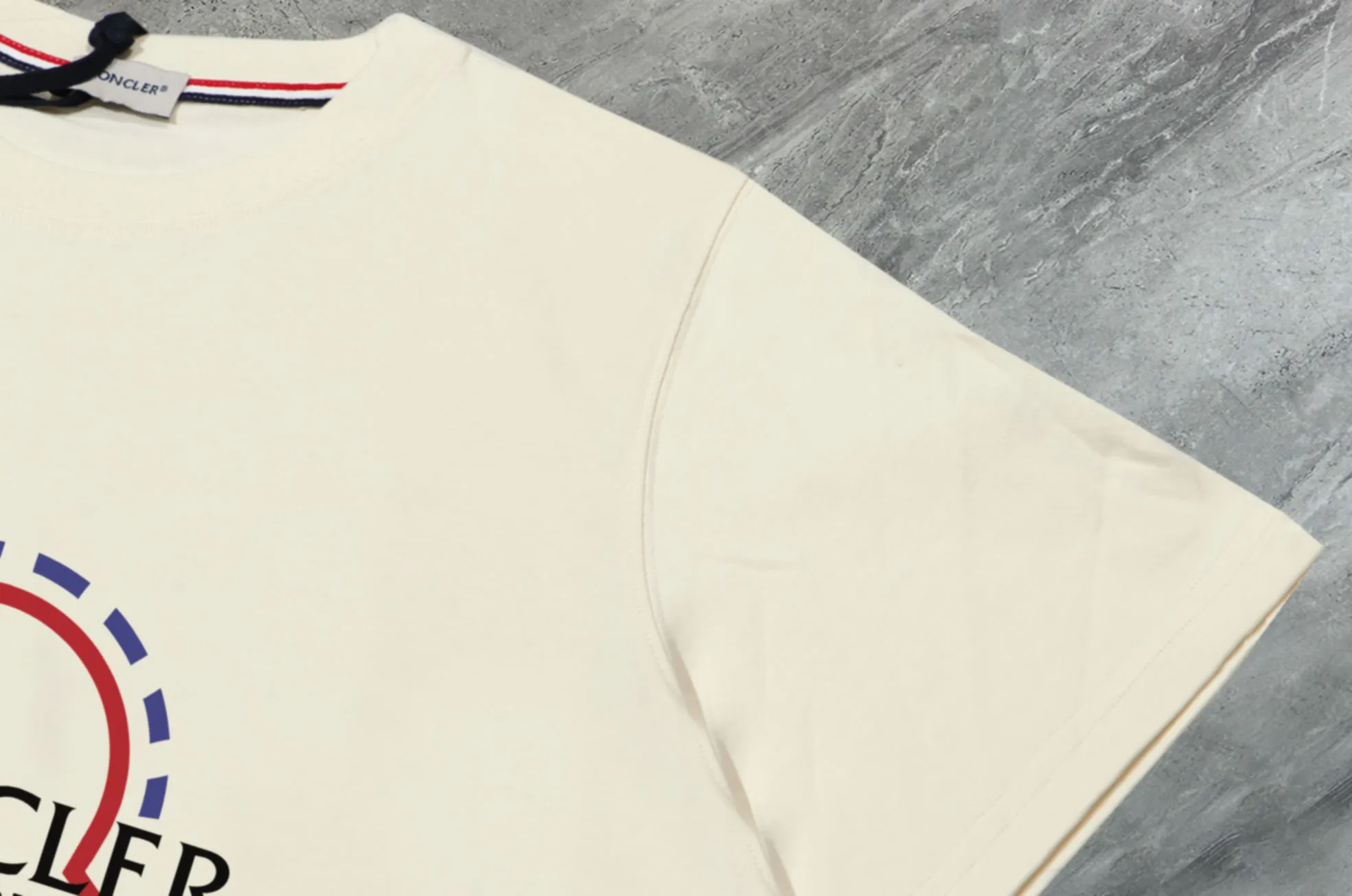 P140 💰Upgraded version "Mobile phone smart sensor ~ NFC chip armband ~ direct access to the official website for anti-counterfeiting" "Moncler ~ Mouth" 2025 new high-quality round neck short-sleeved T-shirt. The cuffs have imported embroidered labels. Custom dyed, very comfortable to touch. Super versatile and good-looking short-sleeved. Complete with three labels. Non-market ordinary version. Feel free to compare. Quality is absolutely guaranteed! ‼ First of all, this original fabric is all custom-woven with 32-count double yarn fabric, 250G, and the weight is the same‼ Fine workmanship, double waistcoat method, double waistcoat method, double waistcoat method makes the whole dress more three-dimensional, which is not a craft that ordinary T-shirts can achieve🤪 Size: S-M-L-XL-2XL Color: black, white, apricot, same style for men and women