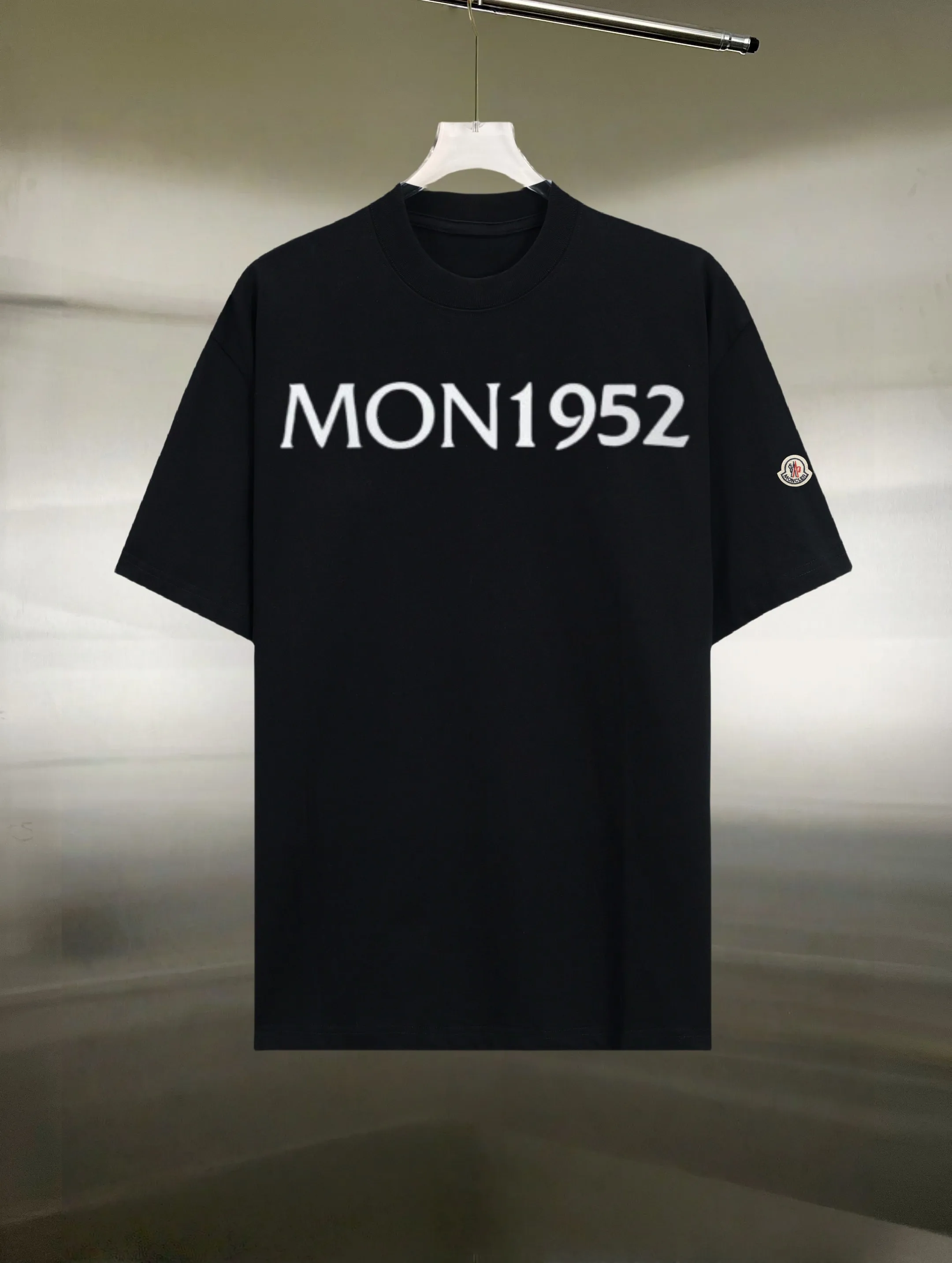 P130 Style: Moncler/muzzled short-sleeved T-shirt Fabric: 300g double yarn 100% cotton Rib: 320g Solona Process: Printing Color: White Black Size: S M L XL XXL No gender distinction, same style for men and women
