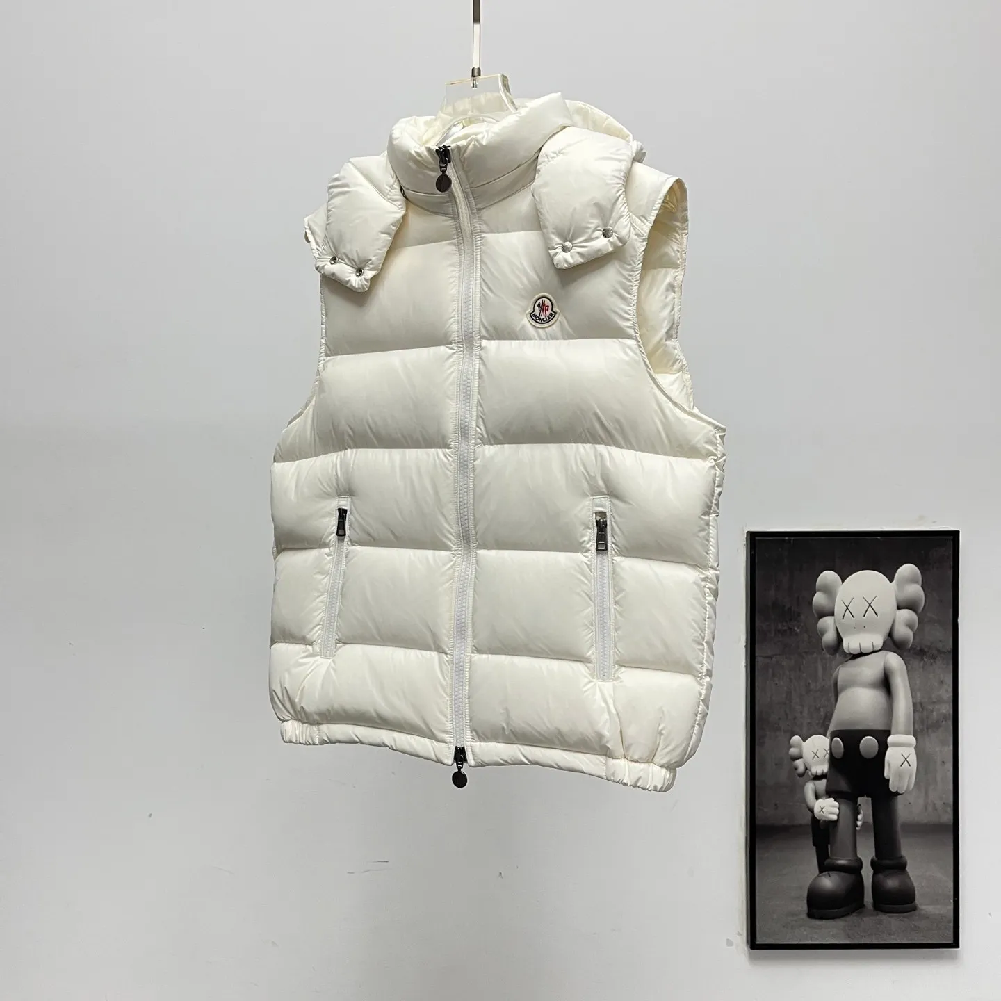 P540 𝗠𝗼𝗻𝗰𝗲𝗿/Moncler/Moncler Bormes patent pudding quilted hood down Sizes: 1, 2, 3, 4, 5, 6 Description: Tib’s design is inspired by 𝗠𝗼𝗻𝗰𝗲𝗿 The iconic jacket of the 1980s has been reinterpreted with modern and dynamic elements. This vest, embodying the personality of those who always want to be a winner, can be worn as a vest mid-season or paired with a windproof jacket in the dead of winter.   Material process analysis: 1. Original NFC inductive anti-counterfeiting chip 2. National standard 95% pure white duck down, exclusive use of top-grade down on the market, never false goose down and other misunderstandings 3. Fabric: 100% nylon; lining: 100% nylon, one of the best on the market, everything is customized according to the original version.  4. The electroplated hardware produced by the original processing factory is all customized by the original factory, and is not a replica of the market. 5. It is produced by the same OEM factory as XX Wolf. It has always been unambiguous in terms of quality. Everyone knows about the craftsmanship, QA and QC quality inspection of the workers when shipping from large factories. It is not comparable to small factories in the market.  Mouth-mounted down jackets, let’s not brag, there is almost no one that can do better than us! Make an original product with care, so that every customer has the confidence to introduce it to his customers: This is the top replica version in China. Good products do not need too many soft articles to set off, only junk products will boast: the original ZP uses thousands of words to impress consumers! Although it is an F product, it is not inferior to ZP!