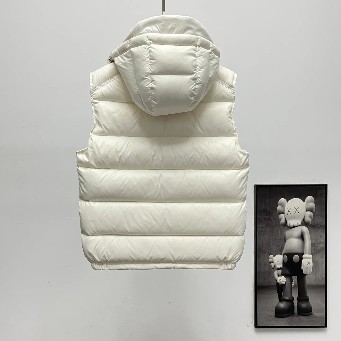 P540 𝗠𝗼𝗻𝗰𝗲𝗿/Moncler/Moncler Bormes patent pudding quilted hood down Sizes: 1, 2, 3, 4, 5, 6 Description: Tib’s design is inspired by 𝗠𝗼𝗻𝗰𝗲𝗿 The iconic jacket of the 1980s has been reinterpreted with modern and dynamic elements. This vest, embodying the personality of those who always want to be a winner, can be worn as a vest mid-season or paired with a windproof jacket in the dead of winter.   Material process analysis: 1. Original NFC inductive anti-counterfeiting chip 2. National standard 95% pure white duck down, exclusive use of top-grade down on the market, never false goose down and other misunderstandings 3. Fabric: 100% nylon; lining: 100% nylon, one of the best on the market, everything is customized according to the original version.  4. The electroplated hardware produced by the original processing factory is all customized by the original factory, and is not a replica of the market. 5. It is produced by the same OEM factory as XX Wolf. It has always been unambiguous in terms of quality. Everyone knows about the craftsmanship, QA and QC quality inspection of the workers when shipping from large factories. It is not comparable to small factories in the market.  Mouth-mounted down jackets, let’s not brag, there is almost no one that can do better than us! Make an original product with care, so that every customer has the confidence to introduce it to his customers: This is the top replica version in China. Good products do not need too many soft articles to set off, only junk products will boast: the original ZP uses thousands of words to impress consumers! Although it is an F product, it is not inferior to ZP!