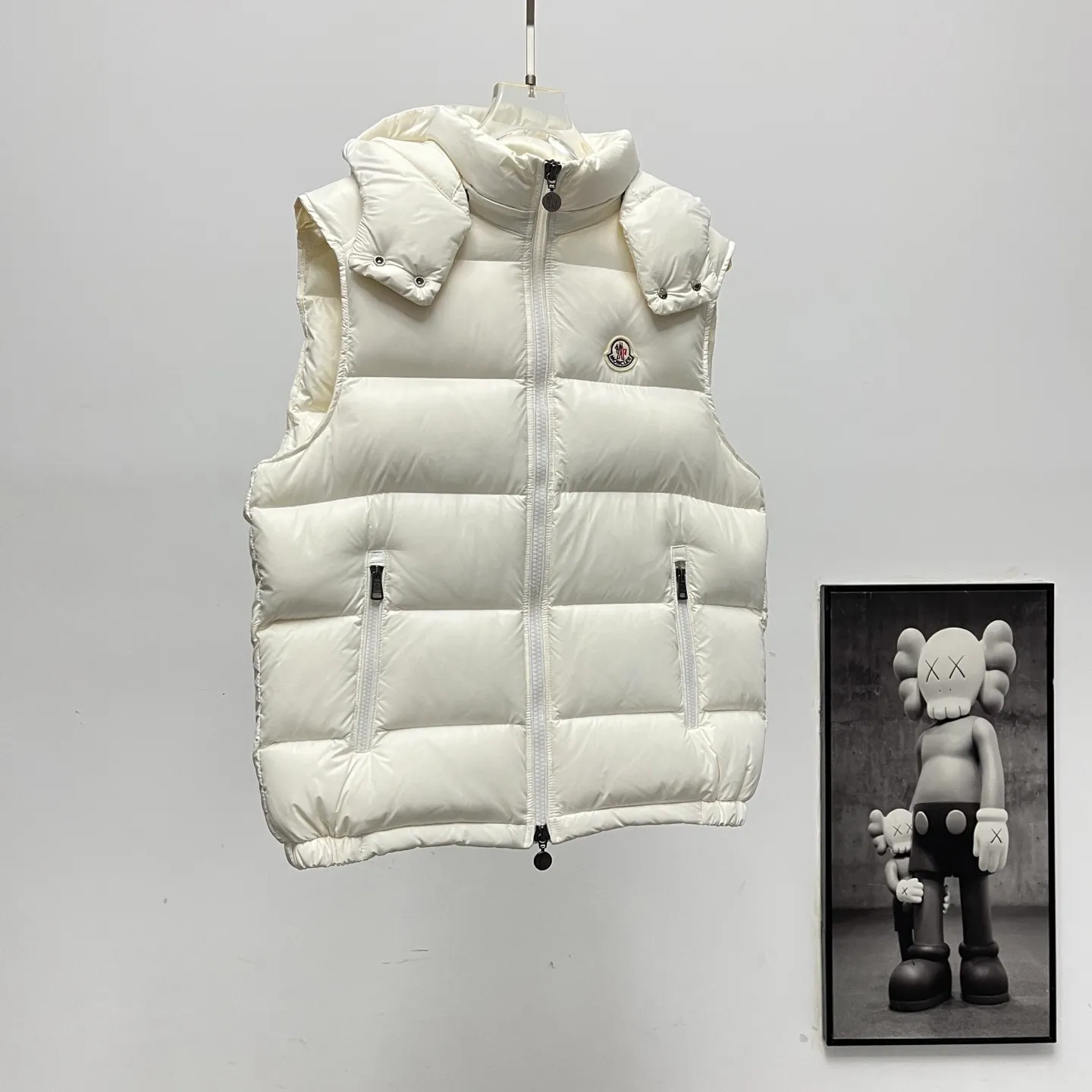 P540 𝗠𝗼𝗻𝗰𝗲𝗿/Moncler/Moncler Bormes patent pudding quilted hood down Sizes: 1, 2, 3, 4, 5, 6 Description: Tib’s design is inspired by 𝗠𝗼𝗻𝗰𝗲𝗿 The iconic jacket of the 1980s has been reinterpreted with modern and dynamic elements. This vest, embodying the personality of those who always want to be a winner, can be worn as a vest mid-season or paired with a windproof jacket in the dead of winter.   Material process analysis: 1. Original NFC inductive anti-counterfeiting chip 2. National standard 95% pure white duck down, exclusive use of top-grade down on the market, never false goose down and other misunderstandings 3. Fabric: 100% nylon; lining: 100% nylon, one of the best on the market, everything is customized according to the original version.  4. The electroplated hardware produced by the original processing factory is all customized by the original factory, and is not a replica of the market. 5. It is produced by the same OEM factory as XX Wolf. It has always been unambiguous in terms of quality. Everyone knows about the craftsmanship, QA and QC quality inspection of the workers when shipping from large factories. It is not comparable to small factories in the market.  Mouth-mounted down jackets, let’s not brag, there is almost no one that can do better than us! Make an original product with care, so that every customer has the confidence to introduce it to his customers: This is the top replica version in China. Good products do not need too many soft articles to set off, only junk products will boast: the original ZP uses thousands of words to impress consumers! Although it is an F product, it is not inferior to ZP!