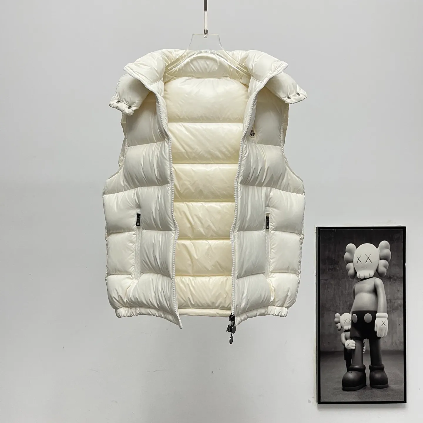P540 𝗠𝗼𝗻𝗰𝗲𝗿/Moncler/Moncler Bormes patent pudding quilted hood down Sizes: 1, 2, 3, 4, 5, 6 Description: Tib’s design is inspired by 𝗠𝗼𝗻𝗰𝗲𝗿 The iconic jacket of the 1980s has been reinterpreted with modern and dynamic elements. This vest, embodying the personality of those who always want to be a winner, can be worn as a vest mid-season or paired with a windproof jacket in the dead of winter.   Material process analysis: 1. Original NFC inductive anti-counterfeiting chip 2. National standard 95% pure white duck down, exclusive use of top-grade down on the market, never false goose down and other misunderstandings 3. Fabric: 100% nylon; lining: 100% nylon, one of the best on the market, everything is customized according to the original version.  4. The electroplated hardware produced by the original processing factory is all customized by the original factory, and is not a replica of the market. 5. It is produced by the same OEM factory as XX Wolf. It has always been unambiguous in terms of quality. Everyone knows about the craftsmanship, QA and QC quality inspection of the workers when shipping from large factories. It is not comparable to small factories in the market.  Mouth-mounted down jackets, let’s not brag, there is almost no one that can do better than us! Make an original product with care, so that every customer has the confidence to introduce it to his customers: This is the top replica version in China. Good products do not need too many soft articles to set off, only junk products will boast: the original ZP uses thousands of words to impress consumers! Although it is an F product, it is not inferior to ZP!