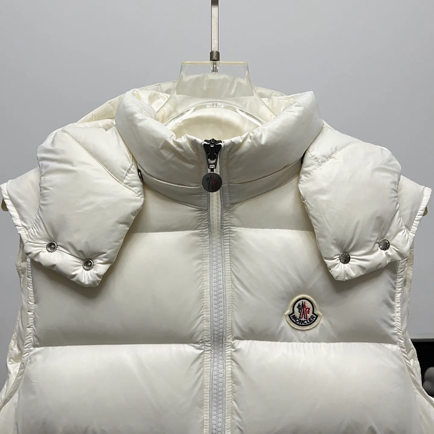 P540 𝗠𝗼𝗻𝗰𝗲𝗿/Moncler/Moncler Bormes patent pudding quilted hood down Sizes: 1, 2, 3, 4, 5, 6 Description: Tib’s design is inspired by 𝗠𝗼𝗻𝗰𝗲𝗿 The iconic jacket of the 1980s has been reinterpreted with modern and dynamic elements. This vest, embodying the personality of those who always want to be a winner, can be worn as a vest mid-season or paired with a windproof jacket in the dead of winter.   Material process analysis: 1. Original NFC inductive anti-counterfeiting chip 2. National standard 95% pure white duck down, exclusive use of top-grade down on the market, never false goose down and other misunderstandings 3. Fabric: 100% nylon; lining: 100% nylon, one of the best on the market, everything is customized according to the original version.  4. The electroplated hardware produced by the original processing factory is all customized by the original factory, and is not a replica of the market. 5. It is produced by the same OEM factory as XX Wolf. It has always been unambiguous in terms of quality. Everyone knows about the craftsmanship, QA and QC quality inspection of the workers when shipping from large factories. It is not comparable to small factories in the market.  Mouth-mounted down jackets, let’s not brag, there is almost no one that can do better than us! Make an original product with care, so that every customer has the confidence to introduce it to his customers: This is the top replica version in China. Good products do not need too many soft articles to set off, only junk products will boast: the original ZP uses thousands of words to impress consumers! Although it is an F product, it is not inferior to ZP!