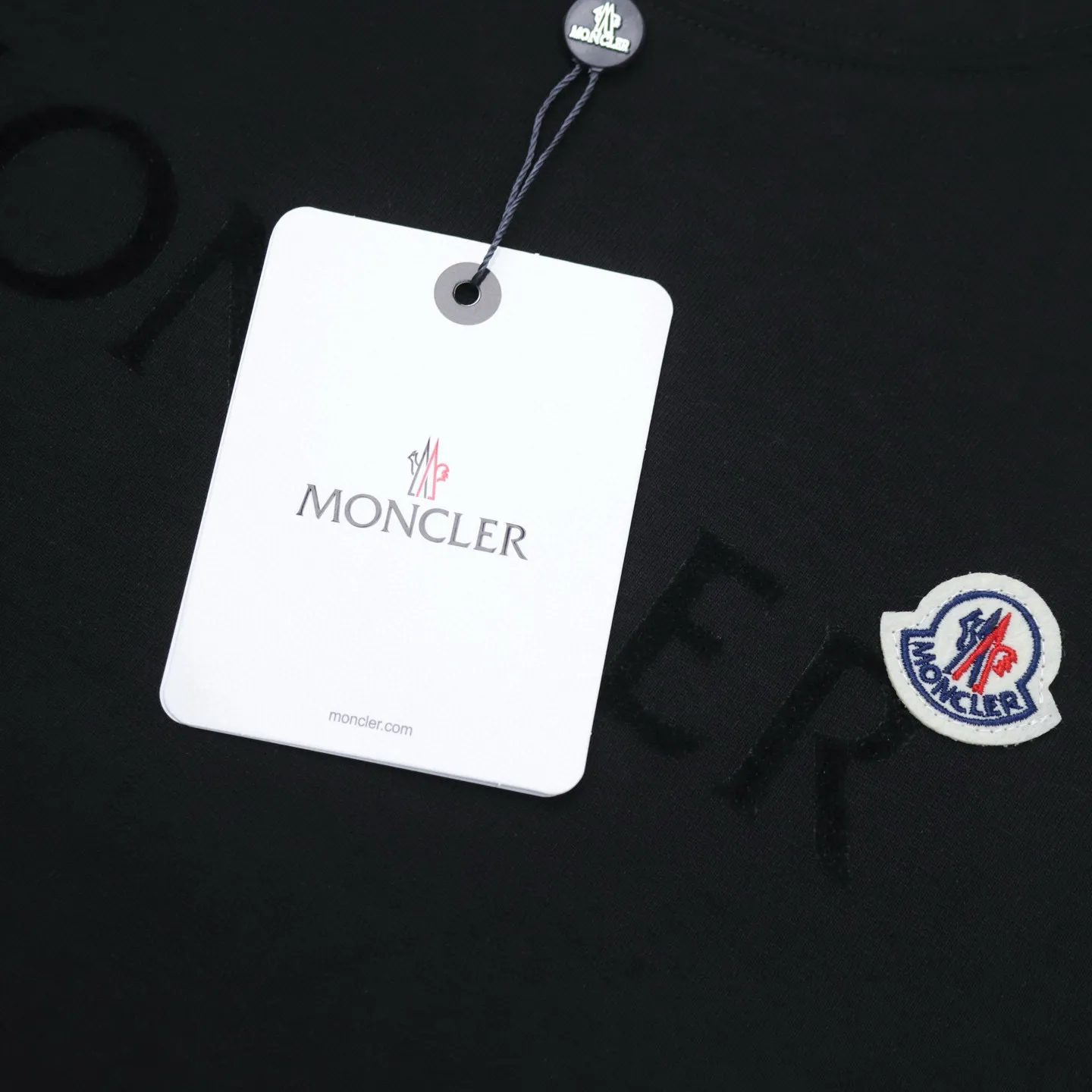 P136 Style No.: 841 〈MONCLER〉The price of the hood is actually quite advantageous. Those who have been to the counters should know that the price of the hood is not much cheaper than that of Gucci Burberry. It is just relatively low-key and unwilling to hype. It is a picture that you want to buy or not. It has an arrogant existence... Exclusively customized 270 grams of 32-count double yarn smooth cotton. The texture is very soft and comfortable. 100% different from the top fabrics in the market (does not shrink, deform, or pill). Matched with 320g 1*1 thread (the thread of the fabric is dyed in the same vat, no color difference, the thread is not easy to deform) Color: Black White Royal Blue Burgundy Code Number: S-XL