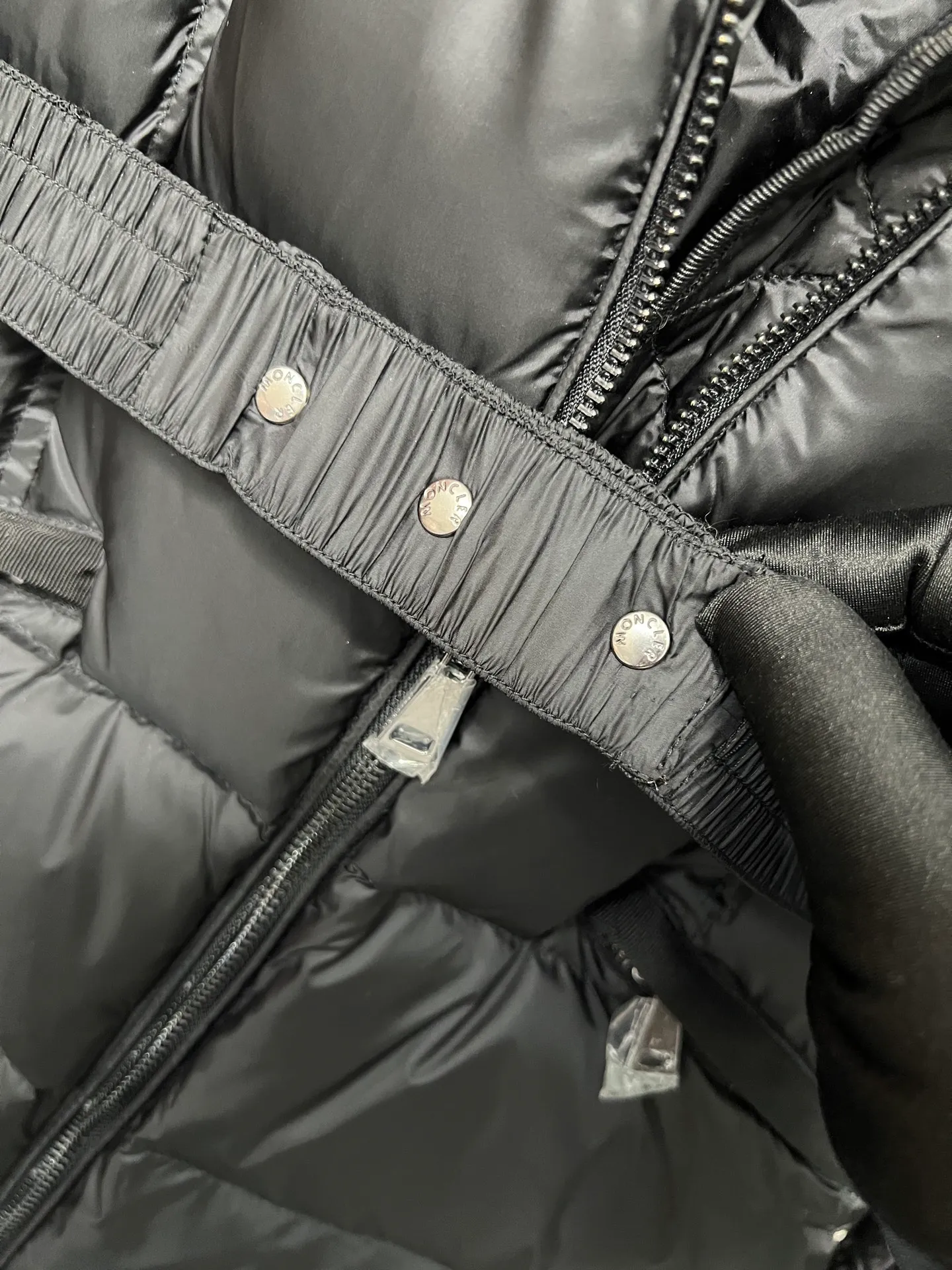 P1080 Moncler's new fur collar hooded waisted down jacket. The slim fit highlights the fluffy temperament of this down jacket. It is light and neat without any bloat. The fur collar at the neck is very textured. It is super slim and reduces your age. It is both warm and fashionable. It is definitely a versatile and unmistakable warm weapon for daily outings. Size: 1234