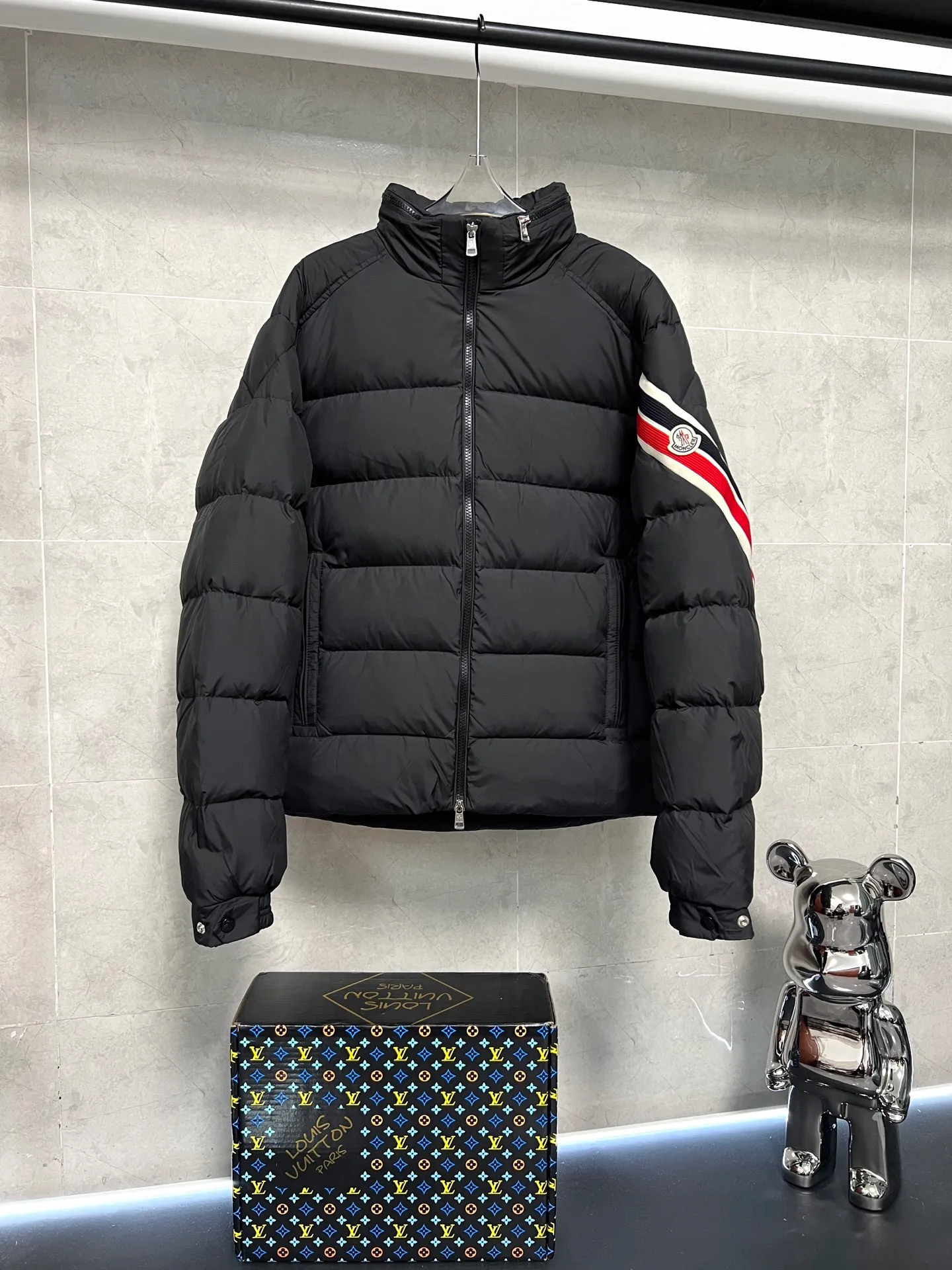 P880 MonclerSolayan men's short down jacket is decorated with seasonal iconic stripe details, blending sportsmanship and timeless style. Solayan down is made of micro chic fabrics and has a tough square shape design, highlighting Moncler's sportsmanship. This cropped style features tricolor stripes on the sleeves for a seasonal interpretation of the brand's signature. Comes with a practical pull-out hood. Color: Black Dark Brown Size: 12345