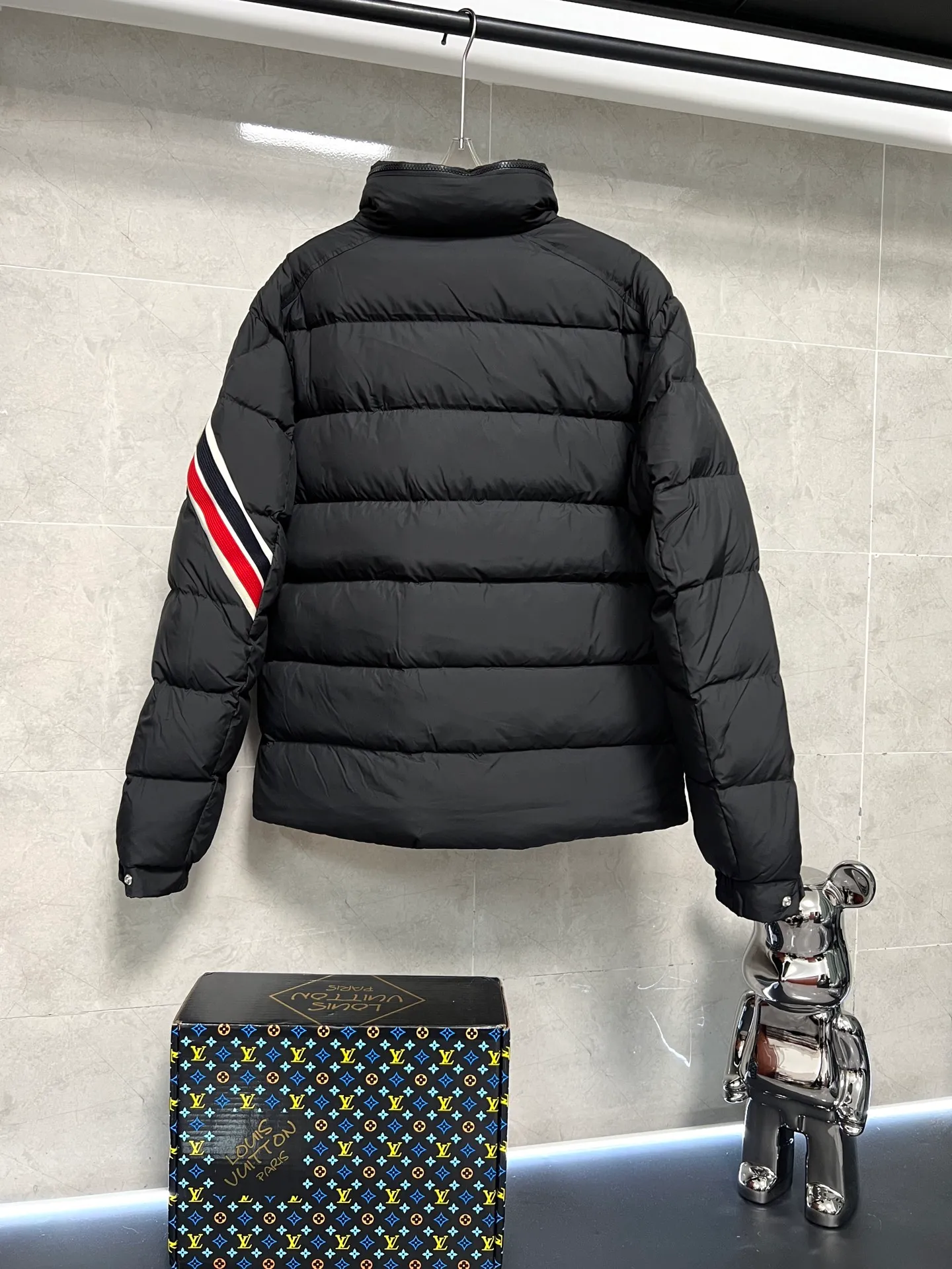 P880 MonclerSolayan men's short down jacket is decorated with seasonal iconic stripe details, blending sportsmanship and timeless style. Solayan down is made of micro chic fabrics and has a tough square shape design, highlighting Moncler's sportsmanship. This cropped style features tricolor stripes on the sleeves for a seasonal interpretation of the brand's signature. Comes with a practical pull-out hood. Color: Black Dark Brown Size: 12345