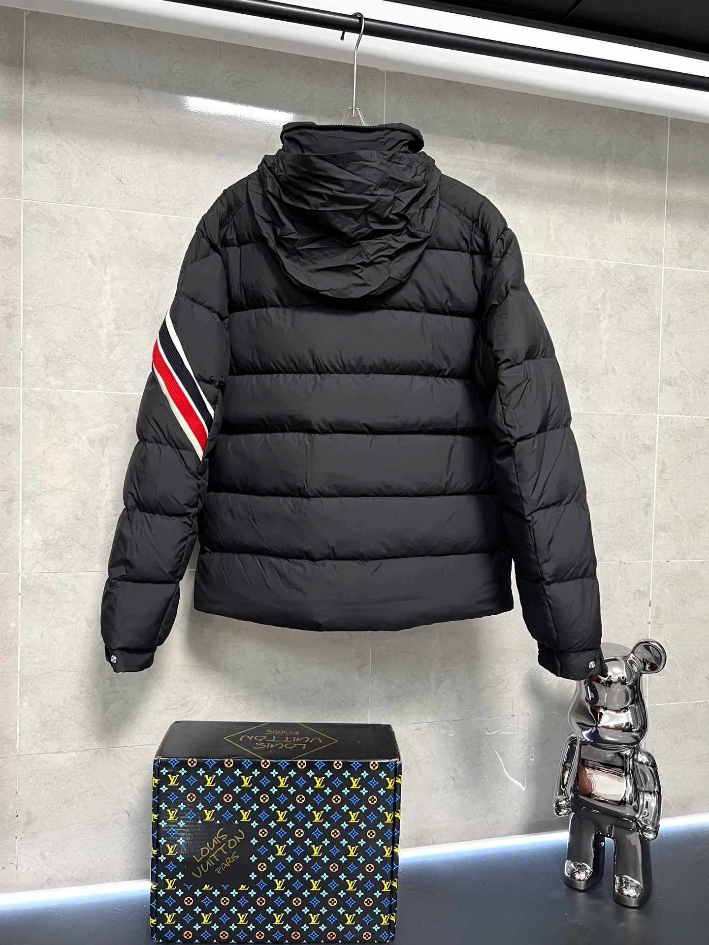 P880 MonclerSolayan men's short down jacket is decorated with seasonal iconic stripe details, blending sportsmanship and timeless style. Solayan down is made of micro chic fabrics and has a tough square shape design, highlighting Moncler's sportsmanship. This cropped style features tricolor stripes on the sleeves for a seasonal interpretation of the brand's signature. Comes with a practical pull-out hood. Color: Black Dark Brown Size: 12345