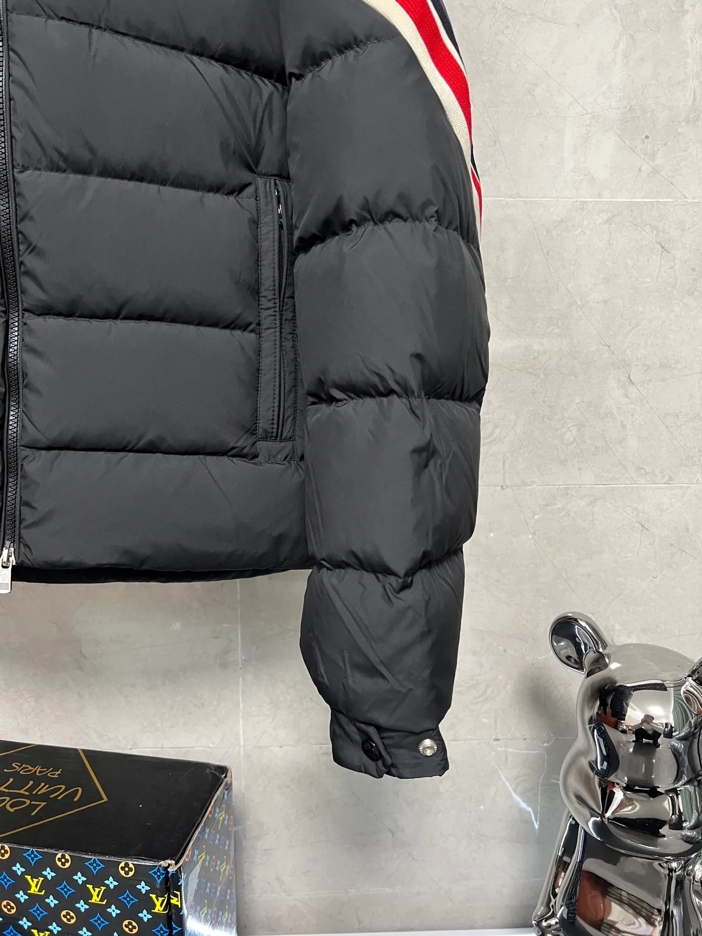 P880 MonclerSolayan men's short down jacket is decorated with seasonal iconic stripe details, blending sportsmanship and timeless style. Solayan down is made of micro chic fabrics and has a tough square shape design, highlighting Moncler's sportsmanship. This cropped style features tricolor stripes on the sleeves for a seasonal interpretation of the brand's signature. Comes with a practical pull-out hood. Color: Black Dark Brown Size: 12345