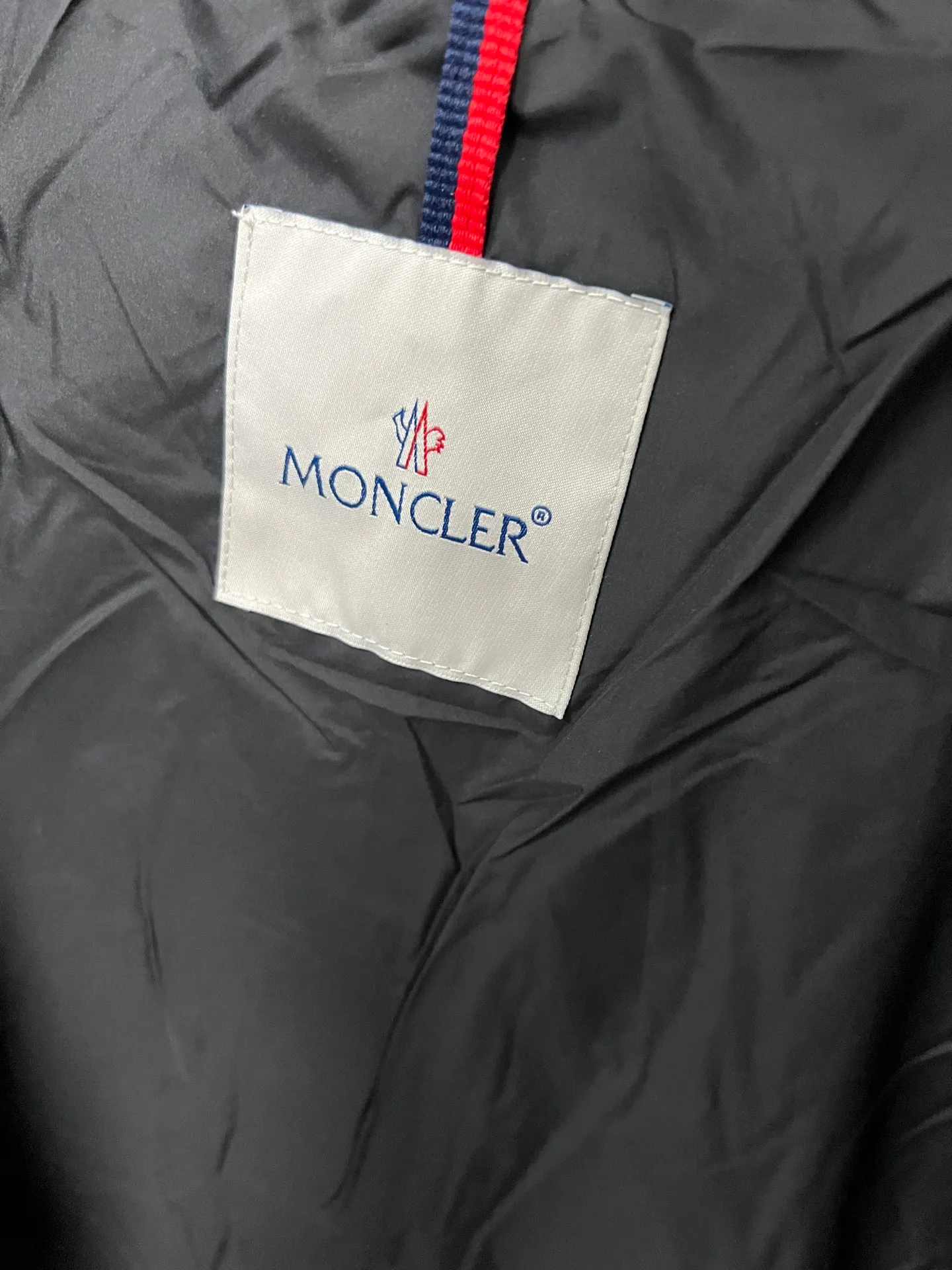 P880 MonclerSolayan men's short down jacket is decorated with seasonal iconic stripe details, blending sportsmanship and timeless style. Solayan down is made of micro chic fabrics and has a tough square shape design, highlighting Moncler's sportsmanship. This cropped style features tricolor stripes on the sleeves for a seasonal interpretation of the brand's signature. Comes with a practical pull-out hood. Color: Black Dark Brown Size: 12345