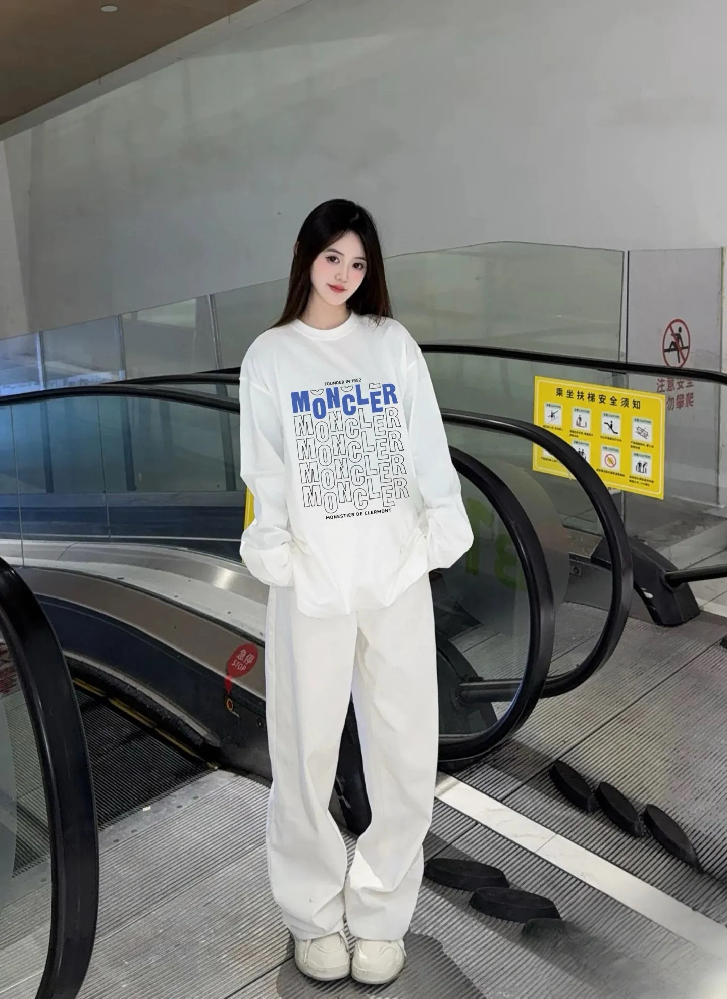 P170 Moncler 2025 new model, hollow letter logo, same style for men and women, long-sleeved T-shirt ·Customized 300g 100% double yarn pure cotton fabric ·Dyeing 32 counts double thread ·Collar label, hangtag, main mark and three labels complete Color: White Size: XS S M L