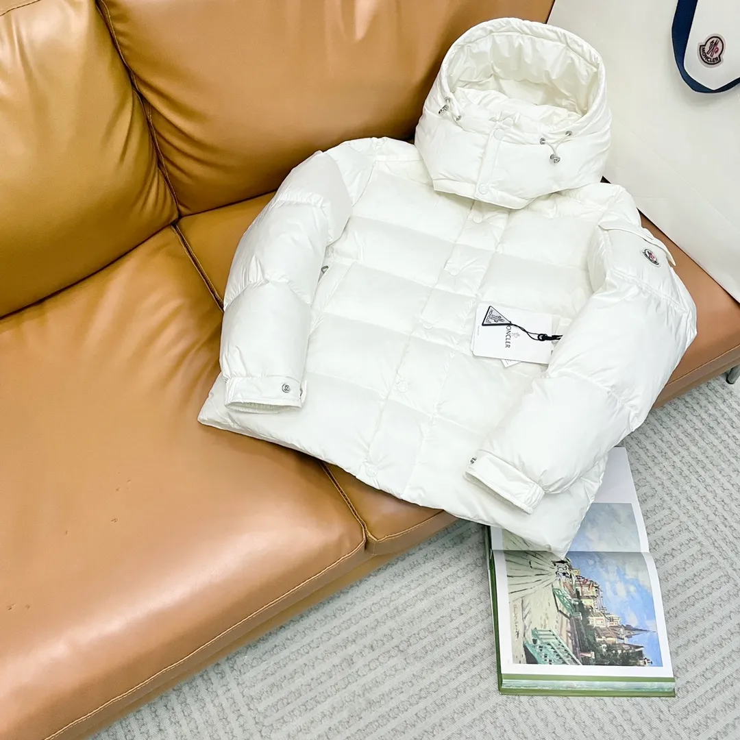 Moncler The Vezere down jacket is made from longue saison fabric, which is both lightweight and warm. This short down jacket features a hood that can be easily removed depending on the weather. The jacket's silhouette and sleeve patch pockets pay homage to the iconic Moncler Maya down jacket. •Made in longue saison fabric •Nylon léger brillant lining •Down filled •Removable and adjustable hood •Zip and snap fastening •Zip pockets •Patch pockets on sleeves •Adjustable cuffs •Drawstring hem