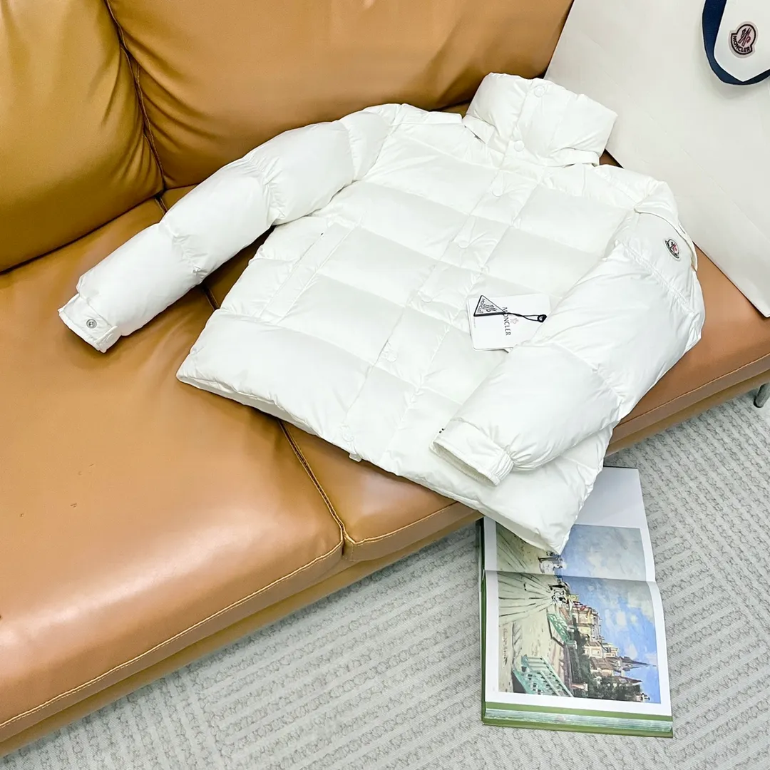 Moncler The Vezere down jacket is made from longue saison fabric, which is both lightweight and warm. This short down jacket features a hood that can be easily removed depending on the weather. The jacket's silhouette and sleeve patch pockets pay homage to the iconic Moncler Maya down jacket. •Made in longue saison fabric •Nylon léger brillant lining •Down filled •Removable and adjustable hood •Zip and snap fastening •Zip pockets •Patch pockets on sleeves •Adjustable cuffs •Drawstring hem
