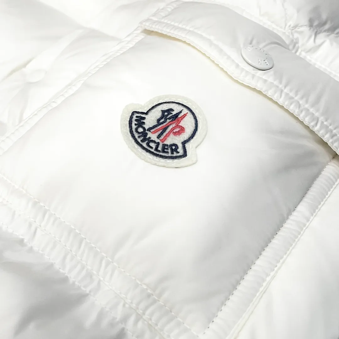 Moncler The Vezere down jacket is made from longue saison fabric, which is both lightweight and warm. This short down jacket features a hood that can be easily removed depending on the weather. The jacket's silhouette and sleeve patch pockets pay homage to the iconic Moncler Maya down jacket. •Made in longue saison fabric •Nylon léger brillant lining •Down filled •Removable and adjustable hood •Zip and snap fastening •Zip pockets •Patch pockets on sleeves •Adjustable cuffs •Drawstring hem
