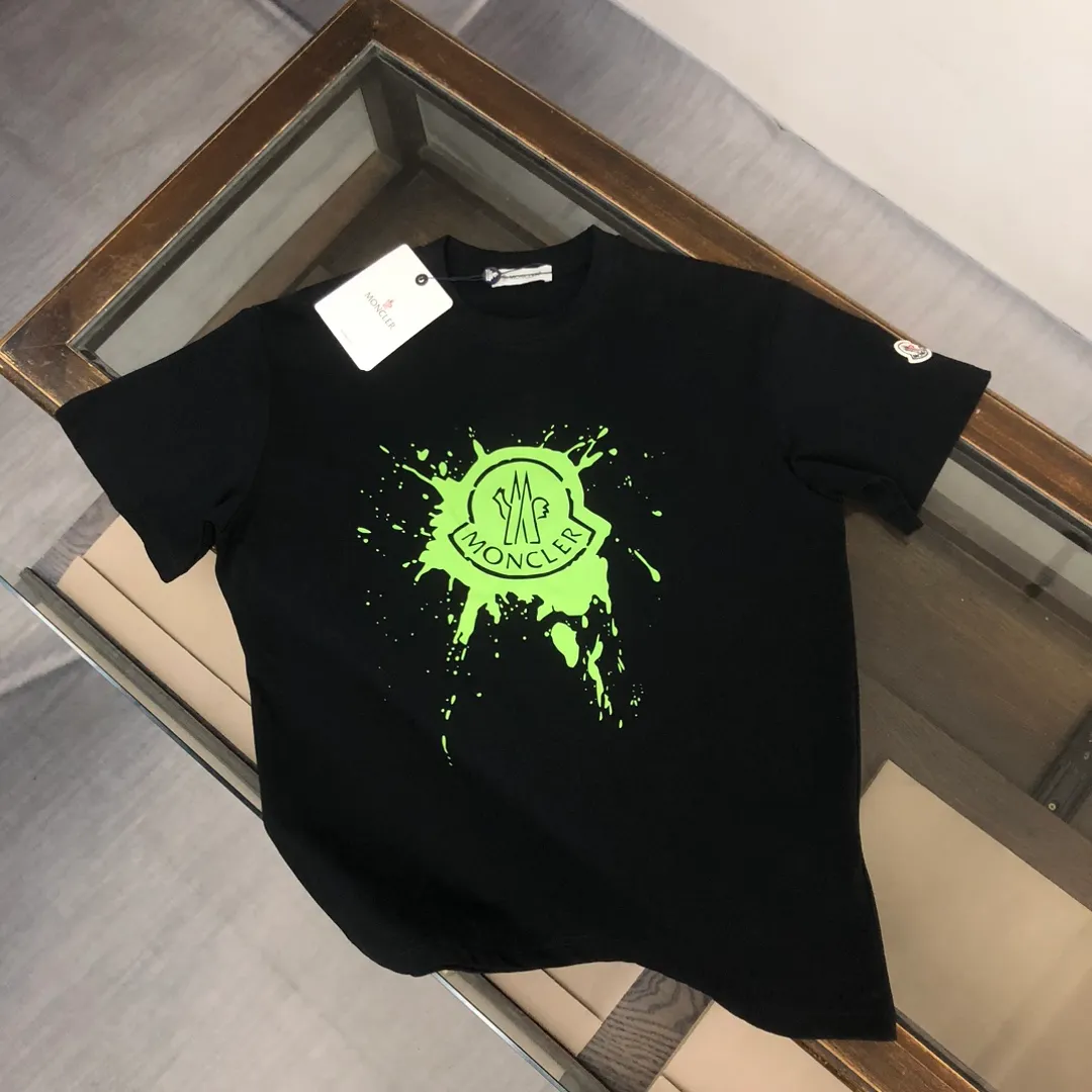 P150 MONCLER 25 The latest short-sleeved T-shirt for couples~Color-printed logo design~The upper body of the fabric is comfortable and breathable, not stiff, slim cut, and made of high-end custom-made pure cotton fabric! The upper body is comfortable and stylish, and it can be worn alone as an inner layer. It is a must-have for fashionistas! ! ! Color: Black White Orange Sky Blue Size: S M L XL (Loose fit! Please indicate your height and weight when placing an order)