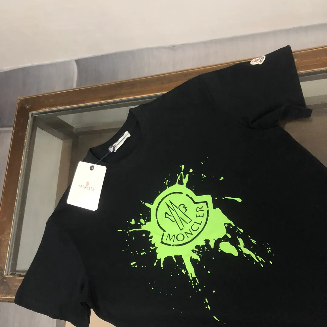 P150 MONCLER 25 The latest short-sleeved T-shirt for couples~Color-printed logo design~The upper body of the fabric is comfortable and breathable, not stiff, slim cut, and made of high-end custom-made pure cotton fabric! The upper body is comfortable and stylish, and it can be worn alone as an inner layer. It is a must-have for fashionistas! ! ! Color: Black White Orange Sky Blue Size: S M L XL (Loose fit! Please indicate your height and weight when placing an order)