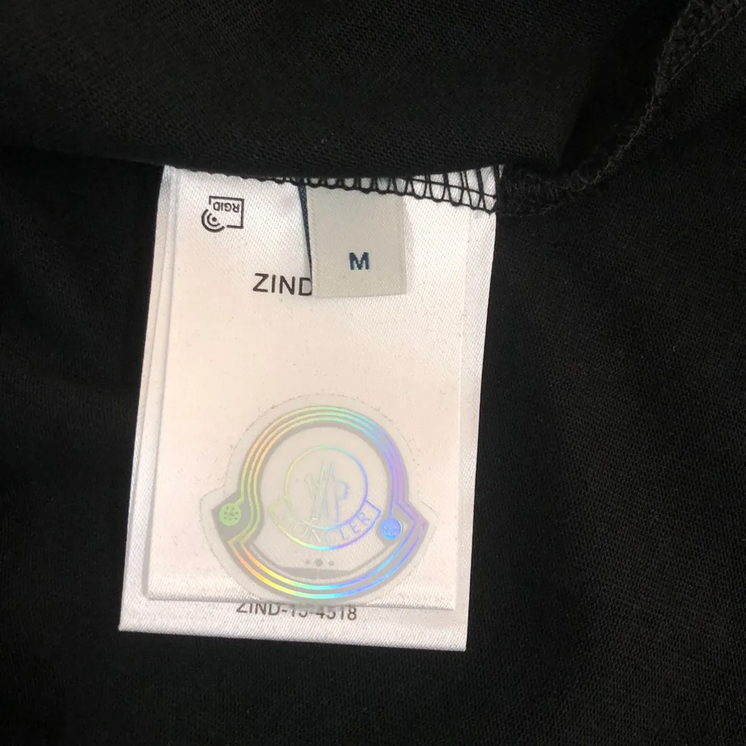 P150 MONCLER 25 The latest short-sleeved T-shirt for couples~Color-printed logo design~The upper body of the fabric is comfortable and breathable, not stiff, slim cut, and made of high-end custom-made pure cotton fabric! The upper body is comfortable and stylish, and it can be worn alone as an inner layer. It is a must-have for fashionistas! ! ! Color: Black White Orange Sky Blue Size: S M L XL (Loose fit! Please indicate your height and weight when placing an order)