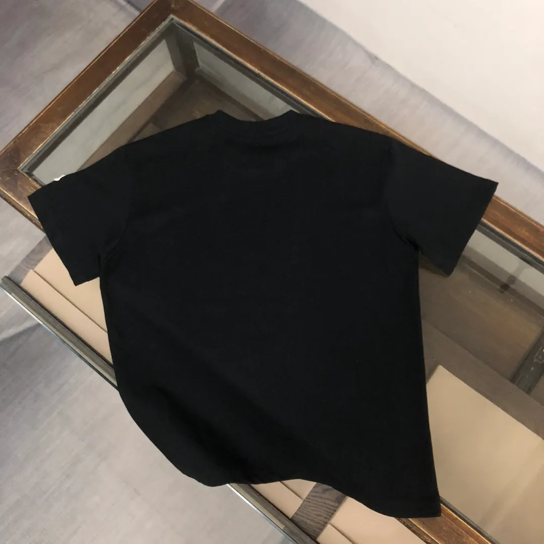 P150 MONCLER 25 The latest short-sleeved T-shirt for couples~Color-printed logo design~The upper body of the fabric is comfortable and breathable, not stiff, slim cut, and made of high-end custom-made pure cotton fabric! The upper body is comfortable and stylish, and it can be worn alone as an inner layer. It is a must-have for fashionistas! ! ! Color: Black White Orange Sky Blue Size: S M L XL (Loose fit! Please indicate your height and weight when placing an order)