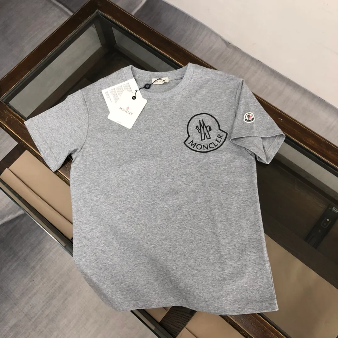 P160 Moncler 2025 new men's round neck short-sleeved couple T-shirt, new spring and summer product, high quality 🔥🔥Fashionable and versatile, customized imported fabrics, comfortable to wear, breathable, fashionable without losing personality, casual and casual upper body, handsome and stylish, showing the temperament of a big brand. All three standards are complete! ! Color: black white gray Size: S-XL (loose fit)