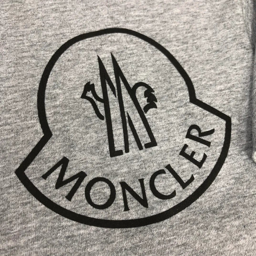 P160 Moncler 2025 new men's round neck short-sleeved couple T-shirt, new spring and summer product, high quality 🔥🔥Fashionable and versatile, customized imported fabrics, comfortable to wear, breathable, fashionable without losing personality, casual and casual upper body, handsome and stylish, showing the temperament of a big brand. All three standards are complete! ! Color: black white gray Size: S-XL (loose fit)