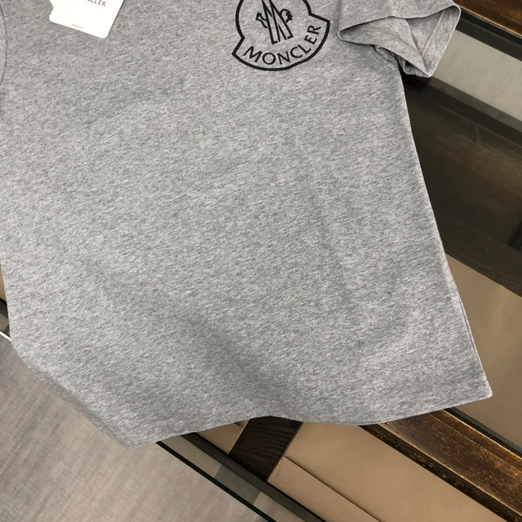 P160 Moncler 2025 new men's round neck short-sleeved couple T-shirt, new spring and summer product, high quality 🔥🔥Fashionable and versatile, customized imported fabrics, comfortable to wear, breathable, fashionable without losing personality, casual and casual upper body, handsome and stylish, showing the temperament of a big brand. All three standards are complete! ! Color: black white gray Size: S-XL (loose fit)