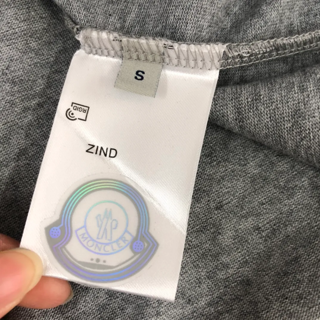 P160 Moncler 2025 new men's round neck short-sleeved couple T-shirt, new spring and summer product, high quality 🔥🔥Fashionable and versatile, customized imported fabrics, comfortable to wear, breathable, fashionable without losing personality, casual and casual upper body, handsome and stylish, showing the temperament of a big brand. All three standards are complete! ! Color: black white gray Size: S-XL (loose fit)