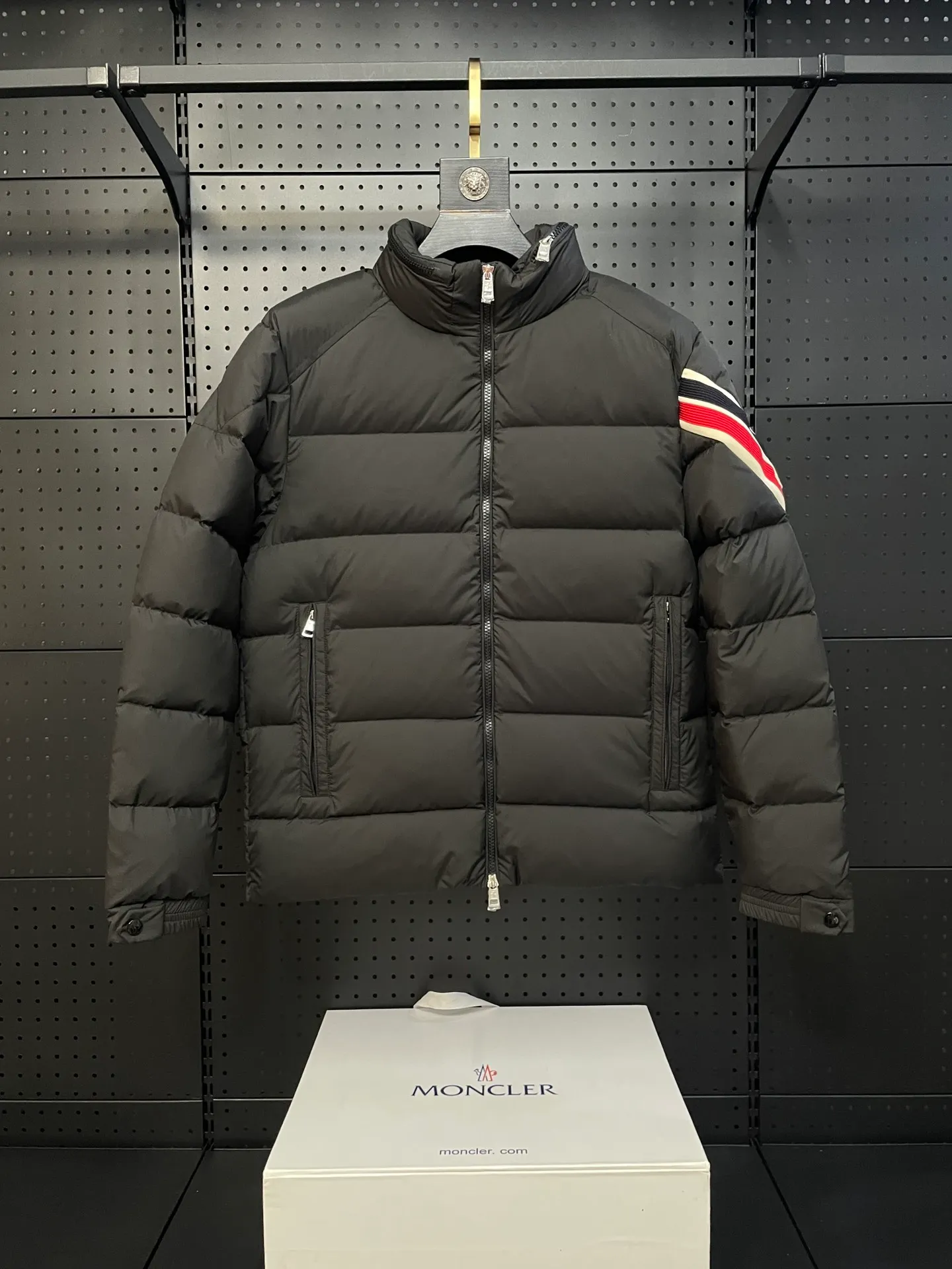 P840 🆕❤️2️⃣0️⃣2️⃣4️⃣🆕Premium down⬆️Moncler Solayan men's three-color trim short down jacket. Premium goose down filling. The finest, lightest and neatest fabric. Solayan men's short down jacket is decorated with seasonal iconic stripe details, blending sportsmanship and timeless style.  The Solayan down jacket is made of micro chic fabric and has a tough square shape design, highlighting Moncler's sporty spirit. This cropped down jacket features tricolor stripes on the sleeves, a seasonal take on the brand's signature. Comes with a practical pull-out hood. Details •Made from micro chic nylon fabric •Micro chic nylon lining •Down filled •Pull-out hood •Zip closure •Zip pockets •Adjustable cuffs •Elastic drawstring hem •Tri-color trim on sleeves Size: 1-5 Color: White Dark Brown Black