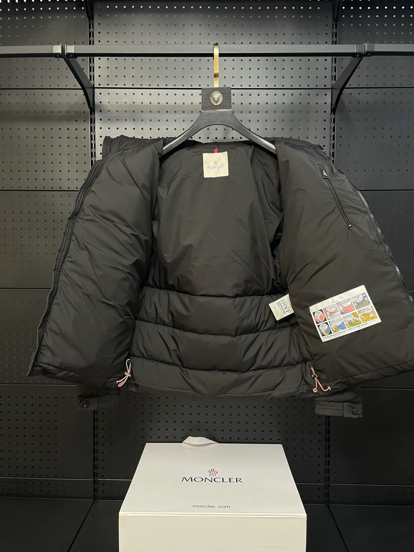 P840 🆕❤️2️⃣0️⃣2️⃣4️⃣🆕Premium down⬆️Moncler Solayan men's three-color trim short down jacket. Premium goose down filling. The finest, lightest and neatest fabric. Solayan men's short down jacket is decorated with seasonal iconic stripe details, blending sportsmanship and timeless style.  The Solayan down jacket is made of micro chic fabric and has a tough square shape design, highlighting Moncler's sporty spirit. This cropped down jacket features tricolor stripes on the sleeves, a seasonal take on the brand's signature. Comes with a practical pull-out hood. Details •Made from micro chic nylon fabric •Micro chic nylon lining •Down filled •Pull-out hood •Zip closure •Zip pockets •Adjustable cuffs •Elastic drawstring hem •Tri-color trim on sleeves Size: 1-5 Color: White Dark Brown Black