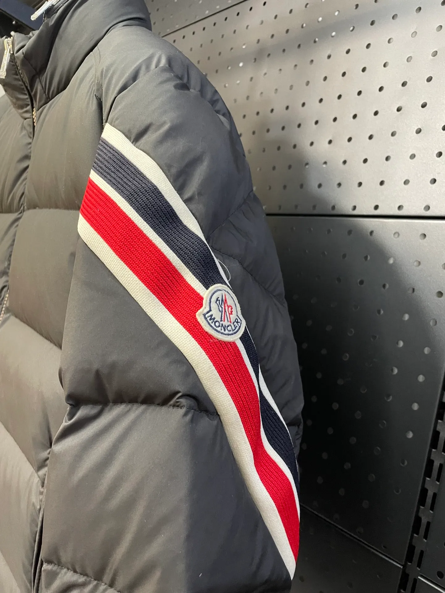 P840 🆕❤️2️⃣0️⃣2️⃣4️⃣🆕Premium down⬆️Moncler Solayan men's three-color trim short down jacket. Premium goose down filling. The finest, lightest and neatest fabric. Solayan men's short down jacket is decorated with seasonal iconic stripe details, blending sportsmanship and timeless style.  The Solayan down jacket is made of micro chic fabric and has a tough square shape design, highlighting Moncler's sporty spirit. This cropped down jacket features tricolor stripes on the sleeves, a seasonal take on the brand's signature. Comes with a practical pull-out hood. Details •Made from micro chic nylon fabric •Micro chic nylon lining •Down filled •Pull-out hood •Zip closure •Zip pockets •Adjustable cuffs •Elastic drawstring hem •Tri-color trim on sleeves Size: 1-5 Color: White Dark Brown Black
