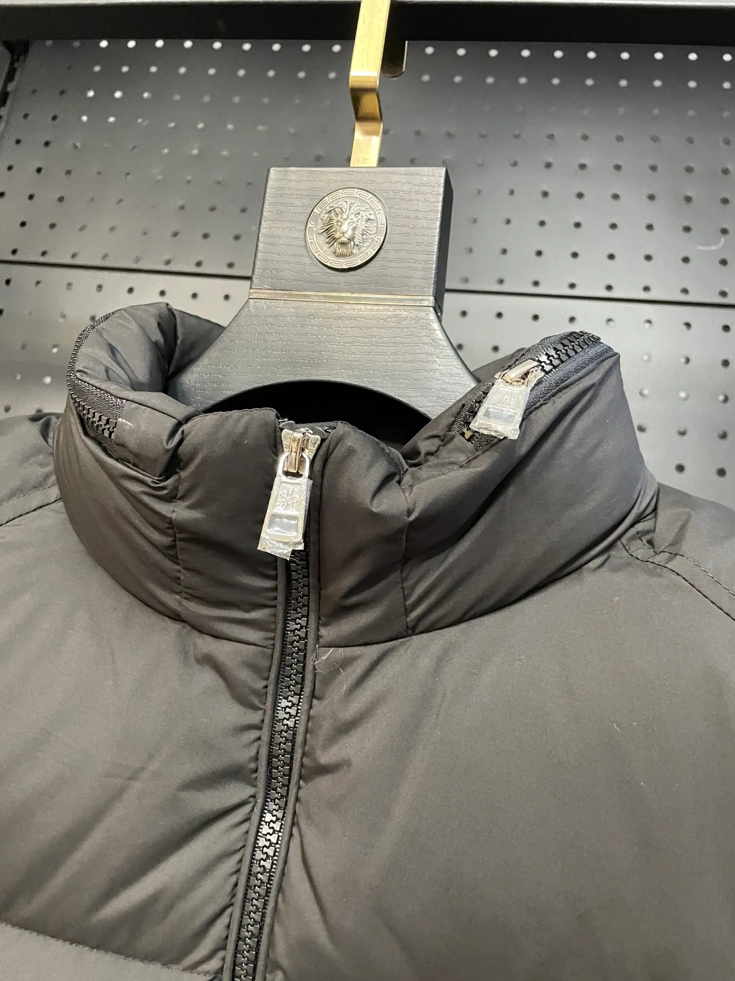 P840 🆕❤️2️⃣0️⃣2️⃣4️⃣🆕Premium down⬆️Moncler Solayan men's three-color trim short down jacket. Premium goose down filling. The finest, lightest and neatest fabric. Solayan men's short down jacket is decorated with seasonal iconic stripe details, blending sportsmanship and timeless style.  The Solayan down jacket is made of micro chic fabric and has a tough square shape design, highlighting Moncler's sporty spirit. This cropped down jacket features tricolor stripes on the sleeves, a seasonal take on the brand's signature. Comes with a practical pull-out hood. Details •Made from micro chic nylon fabric •Micro chic nylon lining •Down filled •Pull-out hood •Zip closure •Zip pockets •Adjustable cuffs •Elastic drawstring hem •Tri-color trim on sleeves Size: 1-5 Color: White Dark Brown Black