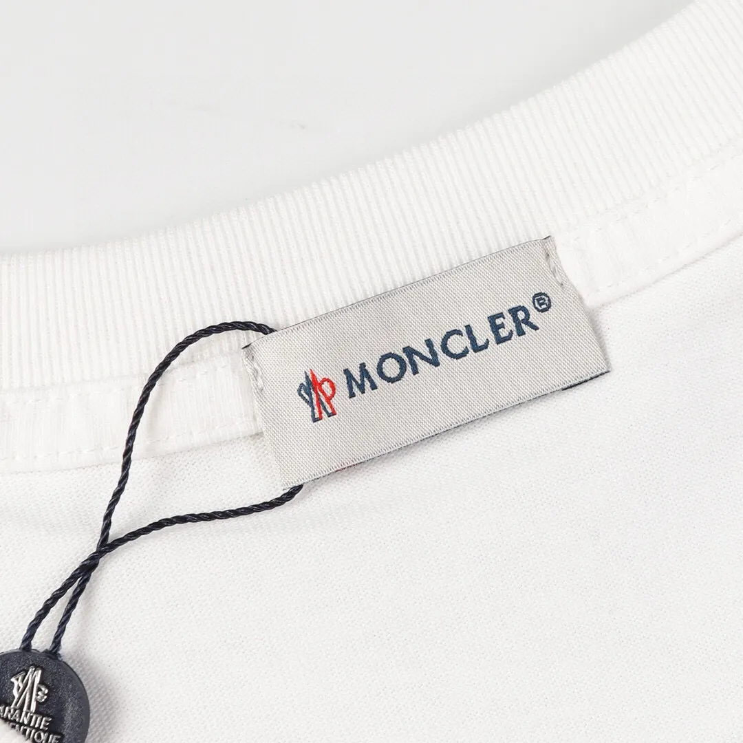 P134 Style No.: 824 〈MONCLER〉The price of the hood is actually quite advantageous. Those who have been to the counters should all know that the price of the hood is not much cheaper than Gucci Burberry. It is just relatively low-key and unwilling to hype. It is a piece of whether you want to buy it or not. It has an arrogant existence... Exclusively customized 270 grams of 32-count double yarn smooth cotton. The texture is very soft and comfortable. 100% different from the top fabrics in the market (does not shrink, deform, or pill). Matched with 320g 1*1 thread (fabric threads are dyed in the same vat, no color difference, threads are not easy to deform) Color: Black White Size: S-XL