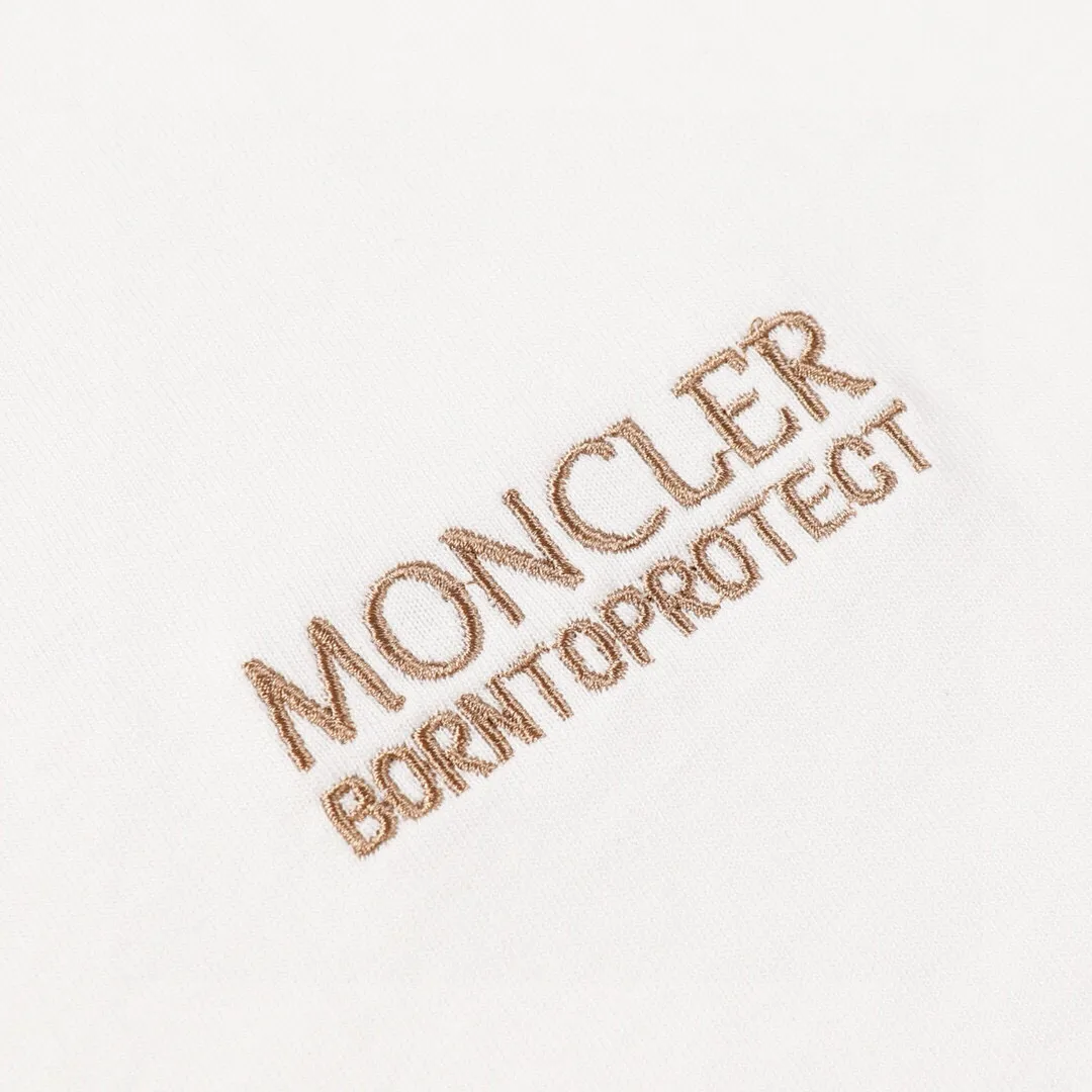 P134 Style No.: 824 〈MONCLER〉The price of the hood is actually quite advantageous. Those who have been to the counters should all know that the price of the hood is not much cheaper than Gucci Burberry. It is just relatively low-key and unwilling to hype. It is a piece of whether you want to buy it or not. It has an arrogant existence... Exclusively customized 270 grams of 32-count double yarn smooth cotton. The texture is very soft and comfortable. 100% different from the top fabrics in the market (does not shrink, deform, or pill). Matched with 320g 1*1 thread (fabric threads are dyed in the same vat, no color difference, threads are not easy to deform) Color: Black White Size: S-XL