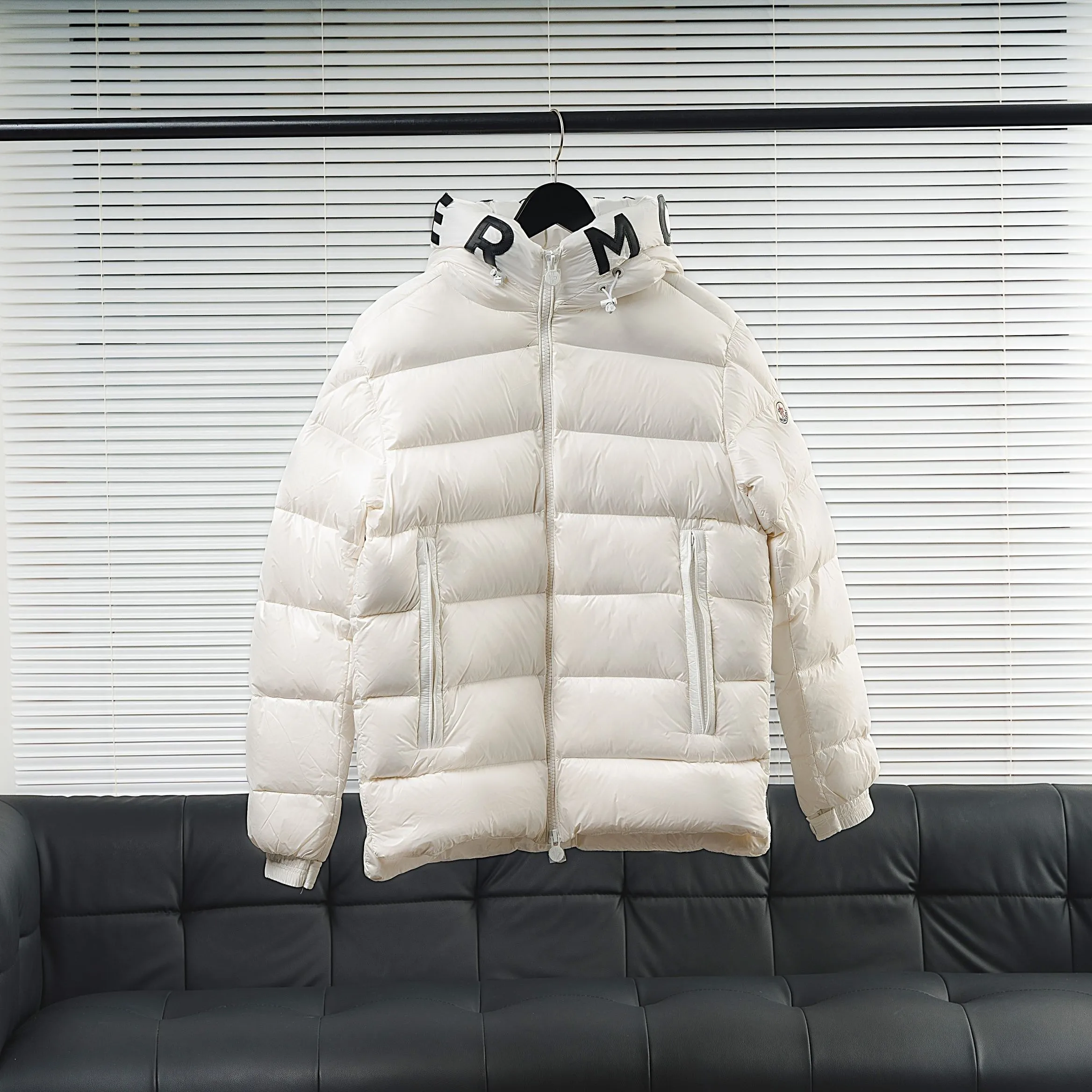 P840 Top Version Moncler✖Salzman Mouth Jacket Vibrant performance and iconic style define the look of the Salzman Jacket, a versatile piece that goes with everything. This men's style is made from windproof and water-resistant LongueSaison nylon with lightweight pudding quilting for optimal warmth. A Moncler-branded hood, adjustable cuffs and two-way zip closure enhance comfort and performance. Made of LongueSaison nylon with down filling and pudding quilting Hood with drawstring and Moncler lettering Zippered side pockets Two-way zip closure on the front Adjustable elastic cuffs with snap button closure Felt Moncler logo on the sleeves Regular cut at the shoulders and a straight cut through the body. Exterior: 100% polyamide/nylon; Lining: 100% polyamide/nylon; Filling: 90% down, 10% feather; 1 material: 100% polyamide/nylon. Each down jacket has more than 400 grams of down filling. A real cost-effective cold-resistant weapon. Size: 1-5. Size 1. Shoulder width 46. Bust 122. Length 65. Sleeve length 60. Wear less than 130 catties. No. 2, shoulder width 47, bust 116, dress length 66, sleeve length 61, weighs 130-145 kilograms. No. 3, shoulder width 48, chest girth 120, dress length 67 sleeve length, 62, weighs 145-160 kilograms. No. 4, shoulder width 50, chest girth 124, dress length 68, sleeve length 63, wears 160-175 kilograms. Size 5 shoulder width 52 bust 128 length 69 sleeve length 65 weight 175-190 pounds / color: black pure white code number: 1 2 3 4 5