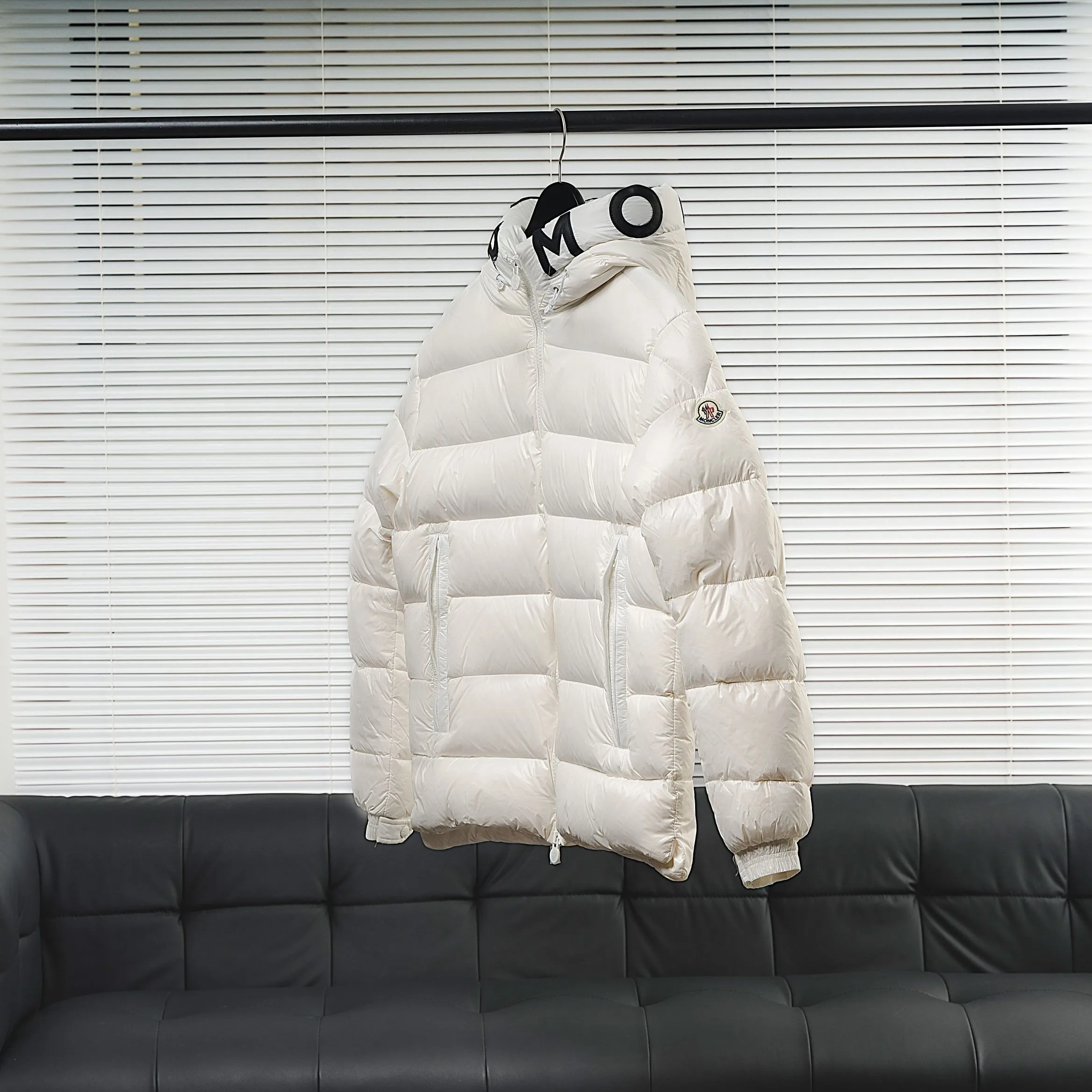 P840 Top Version Moncler✖Salzman Mouth Jacket Vibrant performance and iconic style define the look of the Salzman Jacket, a versatile piece that goes with everything. This men's style is made from windproof and water-resistant LongueSaison nylon with lightweight pudding quilting for optimal warmth. A Moncler-branded hood, adjustable cuffs and two-way zip closure enhance comfort and performance. Made of LongueSaison nylon with down filling and pudding quilting Hood with drawstring and Moncler lettering Zippered side pockets Two-way zip closure on the front Adjustable elastic cuffs with snap button closure Felt Moncler logo on the sleeves Regular cut at the shoulders and a straight cut through the body. Exterior: 100% polyamide/nylon; Lining: 100% polyamide/nylon; Filling: 90% down, 10% feather; 1 material: 100% polyamide/nylon. Each down jacket has more than 400 grams of down filling. A real cost-effective cold-resistant weapon. Size: 1-5. Size 1. Shoulder width 46. Bust 122. Length 65. Sleeve length 60. Wear less than 130 catties. No. 2, shoulder width 47, bust 116, dress length 66, sleeve length 61, weighs 130-145 kilograms. No. 3, shoulder width 48, chest girth 120, dress length 67 sleeve length, 62, weighs 145-160 kilograms. No. 4, shoulder width 50, chest girth 124, dress length 68, sleeve length 63, wears 160-175 kilograms. Size 5 shoulder width 52 bust 128 length 69 sleeve length 65 weight 175-190 pounds / color: black pure white code number: 1 2 3 4 5