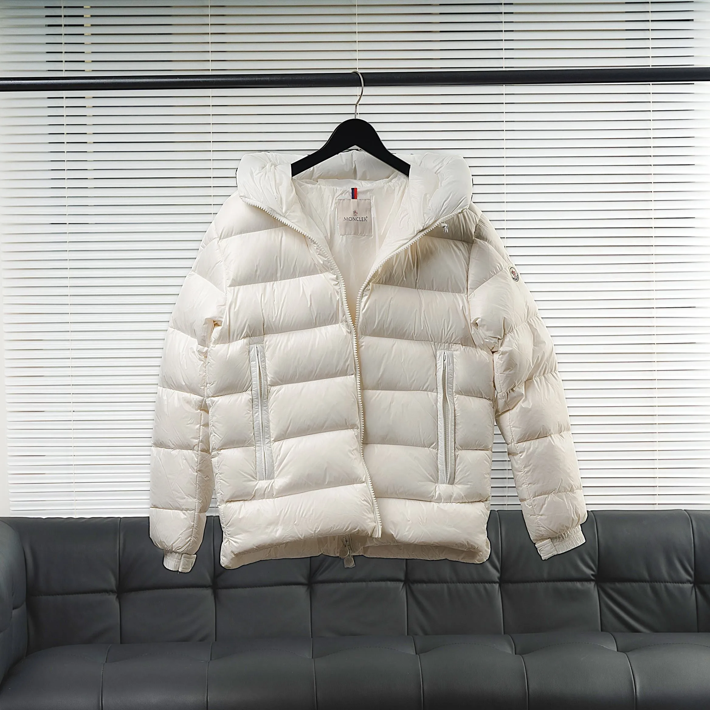 P840 Top Version Moncler✖Salzman Mouth Jacket Vibrant performance and iconic style define the look of the Salzman Jacket, a versatile piece that goes with everything. This men's style is made from windproof and water-resistant LongueSaison nylon with lightweight pudding quilting for optimal warmth. A Moncler-branded hood, adjustable cuffs and two-way zip closure enhance comfort and performance. Made of LongueSaison nylon with down filling and pudding quilting Hood with drawstring and Moncler lettering Zippered side pockets Two-way zip closure on the front Adjustable elastic cuffs with snap button closure Felt Moncler logo on the sleeves Regular cut at the shoulders and a straight cut through the body. Exterior: 100% polyamide/nylon; Lining: 100% polyamide/nylon; Filling: 90% down, 10% feather; 1 material: 100% polyamide/nylon. Each down jacket has more than 400 grams of down filling. A real cost-effective cold-resistant weapon. Size: 1-5. Size 1. Shoulder width 46. Bust 122. Length 65. Sleeve length 60. Wear less than 130 catties. No. 2, shoulder width 47, bust 116, dress length 66, sleeve length 61, weighs 130-145 kilograms. No. 3, shoulder width 48, chest girth 120, dress length 67 sleeve length, 62, weighs 145-160 kilograms. No. 4, shoulder width 50, chest girth 124, dress length 68, sleeve length 63, wears 160-175 kilograms. Size 5 shoulder width 52 bust 128 length 69 sleeve length 65 weight 175-190 pounds / color: black pure white code number: 1 2 3 4 5