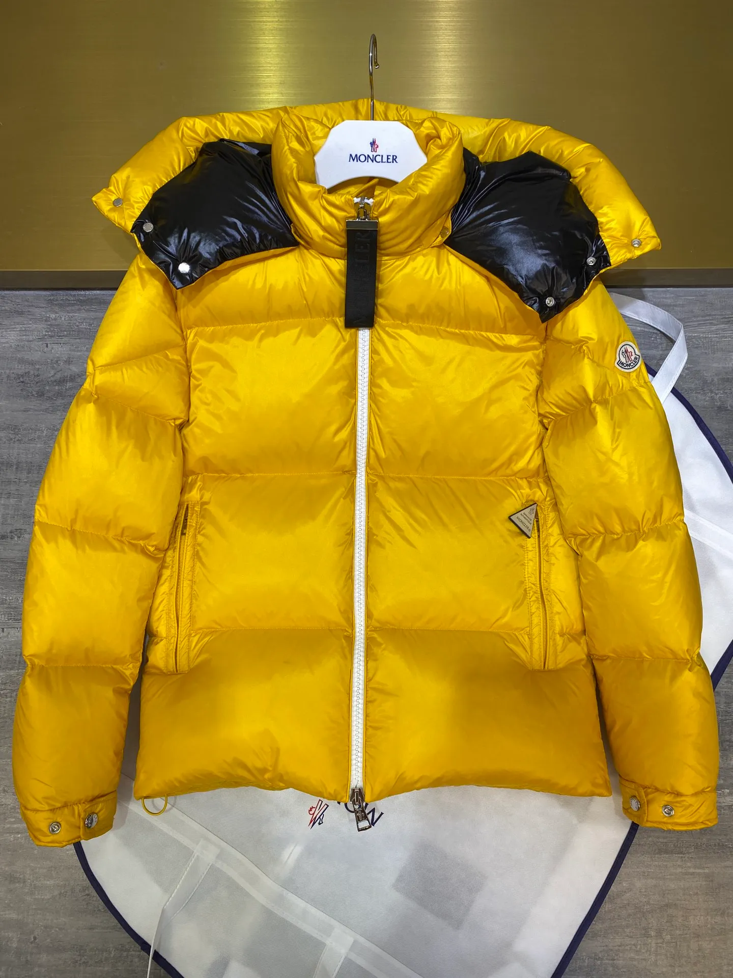 P880 Moncler Liu Haoran star's same style bread suit for couples, the fabric is imported from Korea🇰🇷, waterproof, windproof and wear-resistant🐮‼ ️, so the fabric must be very soft and thick as expected. 🤓🤓The sleeves are equipped with the iconic Moncler logo👏🏼, the hat is removable🧢, and the hat is decorated with a circle, echoing the brand's fashion trend‼ ️. Regular cuffs for warmth and comfort. ☺️☺️The cold protection index is minus 15-25℃🥶It is enough to wear in the winter of minus 30-40℃ in Toronto! ! ! Provide you with the best protection in cold weather. 🥳 Color: Black, Blue, Yellow, Size: 1 2 3 4 5