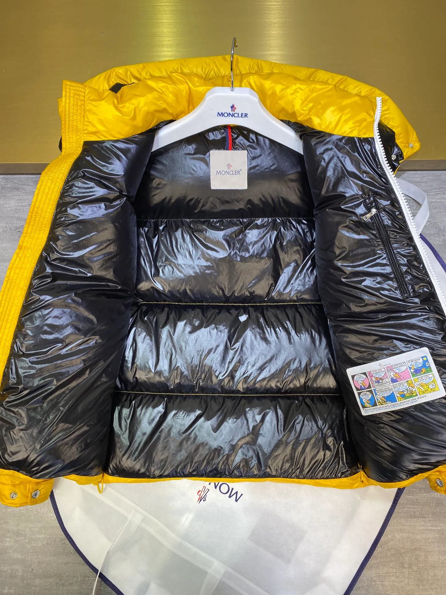 P880 Moncler Liu Haoran star's same style bread suit for couples, the fabric is imported from Korea🇰🇷, waterproof, windproof and wear-resistant🐮‼ ️, so the fabric must be very soft and thick as expected. 🤓🤓The sleeves are equipped with the iconic Moncler logo👏🏼, the hat is removable🧢, and the hat is decorated with a circle, echoing the brand's fashion trend‼ ️. Regular cuffs for warmth and comfort. ☺️☺️The cold protection index is minus 15-25℃🥶It is enough to wear in the winter of minus 30-40℃ in Toronto! ! ! Provide you with the best protection in cold weather. 🥳 Color: Black, Blue, Yellow, Size: 1 2 3 4 5