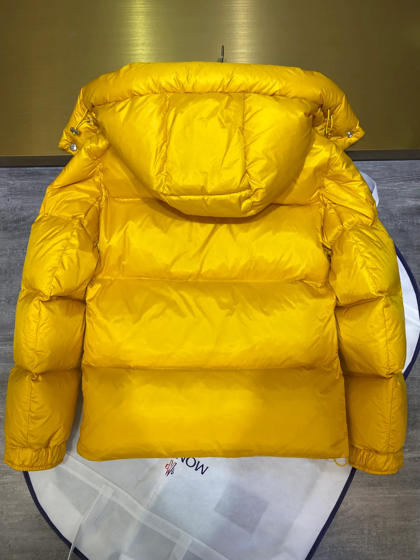 P880 Moncler Liu Haoran star's same style bread suit for couples, the fabric is imported from Korea🇰🇷, waterproof, windproof and wear-resistant🐮‼ ️, so the fabric must be very soft and thick as expected. 🤓🤓The sleeves are equipped with the iconic Moncler logo👏🏼, the hat is removable🧢, and the hat is decorated with a circle, echoing the brand's fashion trend‼ ️. Regular cuffs for warmth and comfort. ☺️☺️The cold protection index is minus 15-25℃🥶It is enough to wear in the winter of minus 30-40℃ in Toronto! ! ! Provide you with the best protection in cold weather. 🥳 Color: Black, Blue, Yellow, Size: 1 2 3 4 5