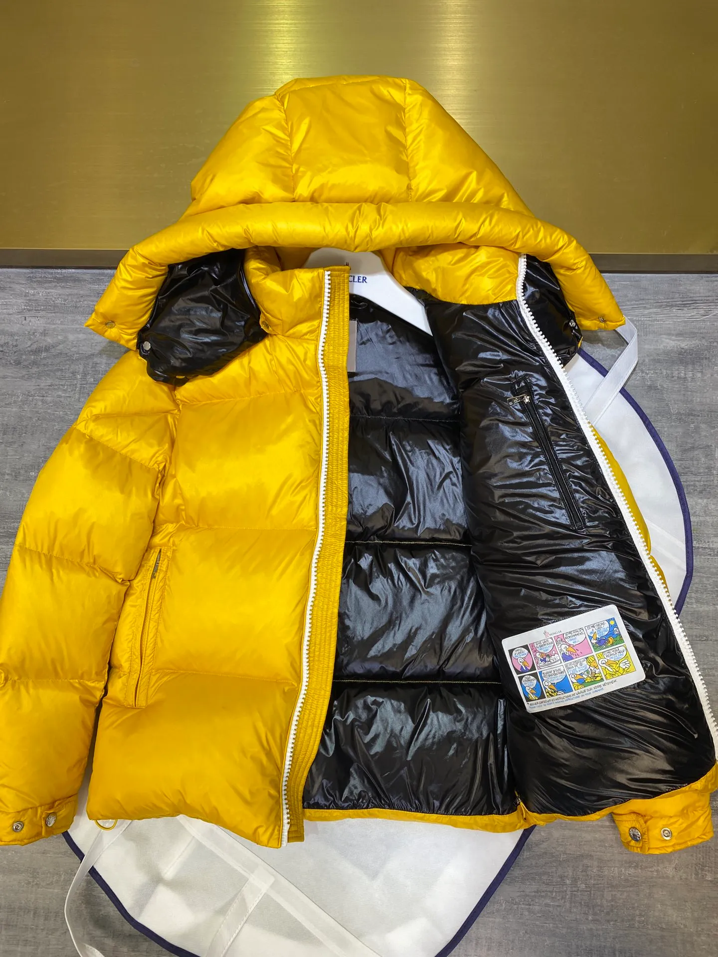 P880 Moncler Liu Haoran star's same style bread suit for couples, the fabric is imported from Korea🇰🇷, waterproof, windproof and wear-resistant🐮‼ ️, so the fabric must be very soft and thick as expected. 🤓🤓The sleeves are equipped with the iconic Moncler logo👏🏼, the hat is removable🧢, and the hat is decorated with a circle, echoing the brand's fashion trend‼ ️. Regular cuffs for warmth and comfort. ☺️☺️The cold protection index is minus 15-25℃🥶It is enough to wear in the winter of minus 30-40℃ in Toronto! ! ! Provide you with the best protection in cold weather. 🥳 Color: Black, Blue, Yellow, Size: 1 2 3 4 5