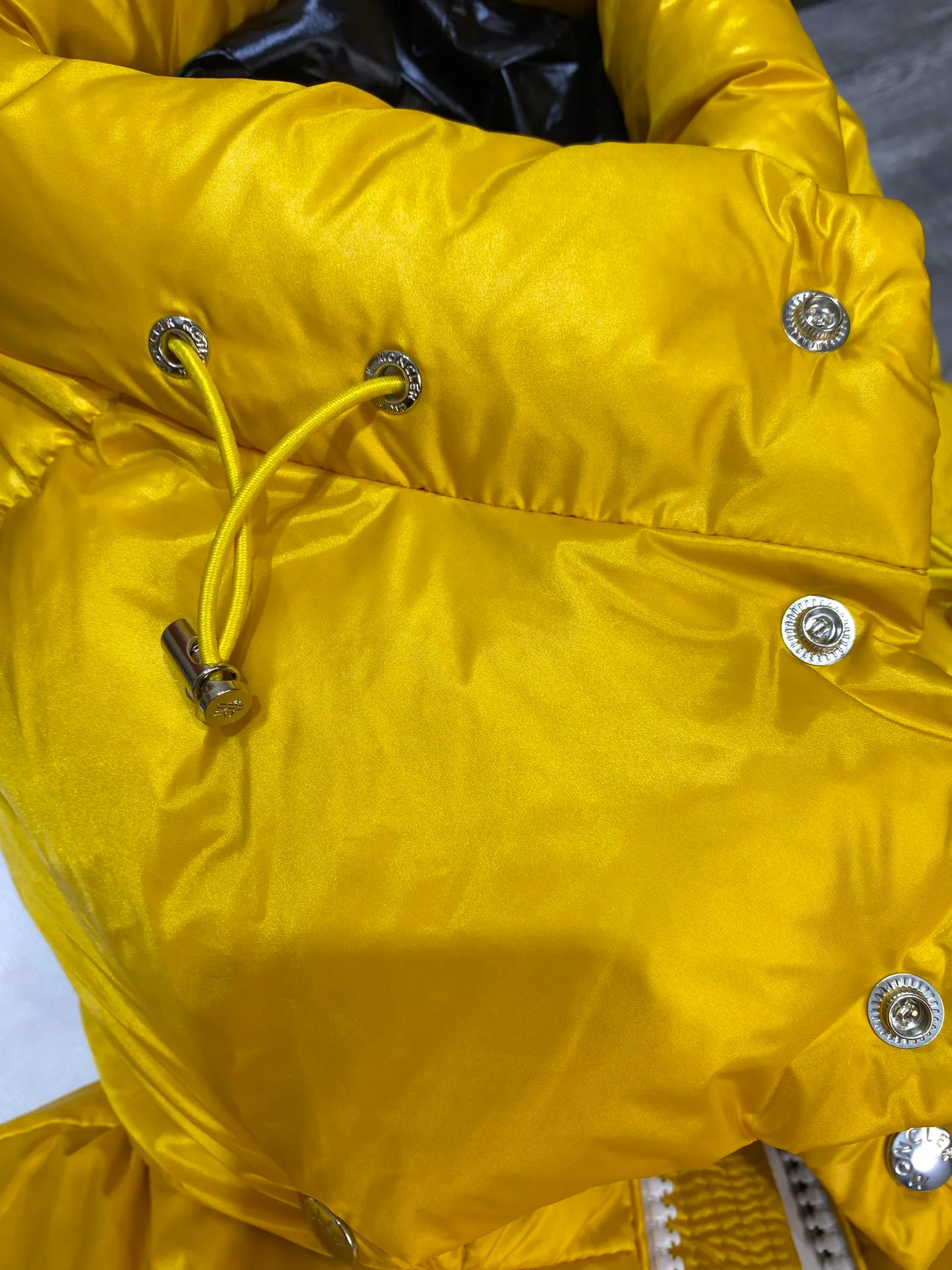 P880 Moncler Liu Haoran star's same style bread suit for couples, the fabric is imported from Korea🇰🇷, waterproof, windproof and wear-resistant🐮‼ ️, so the fabric must be very soft and thick as expected. 🤓🤓The sleeves are equipped with the iconic Moncler logo👏🏼, the hat is removable🧢, and the hat is decorated with a circle, echoing the brand's fashion trend‼ ️. Regular cuffs for warmth and comfort. ☺️☺️The cold protection index is minus 15-25℃🥶It is enough to wear in the winter of minus 30-40℃ in Toronto! ! ! Provide you with the best protection in cold weather. 🥳 Color: Black, Blue, Yellow, Size: 1 2 3 4 5