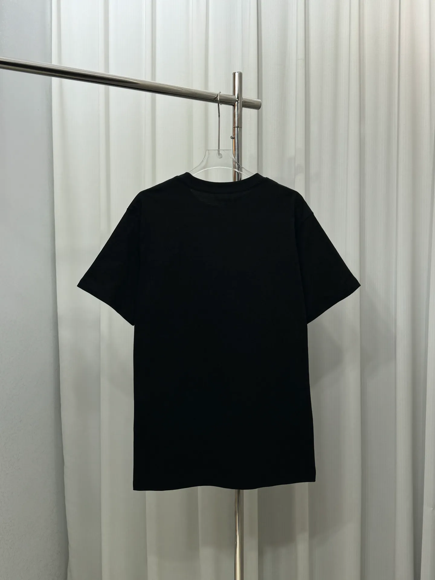 P160 Moncler woven pockets with hollow embroidered letter logo for men and women, short-sleeved T-shirt, 260g 100% double yarn pure cotton fabric, 32 double-strand threads, collar label, hangtag, main mark and three labels complete Size: XS S M L