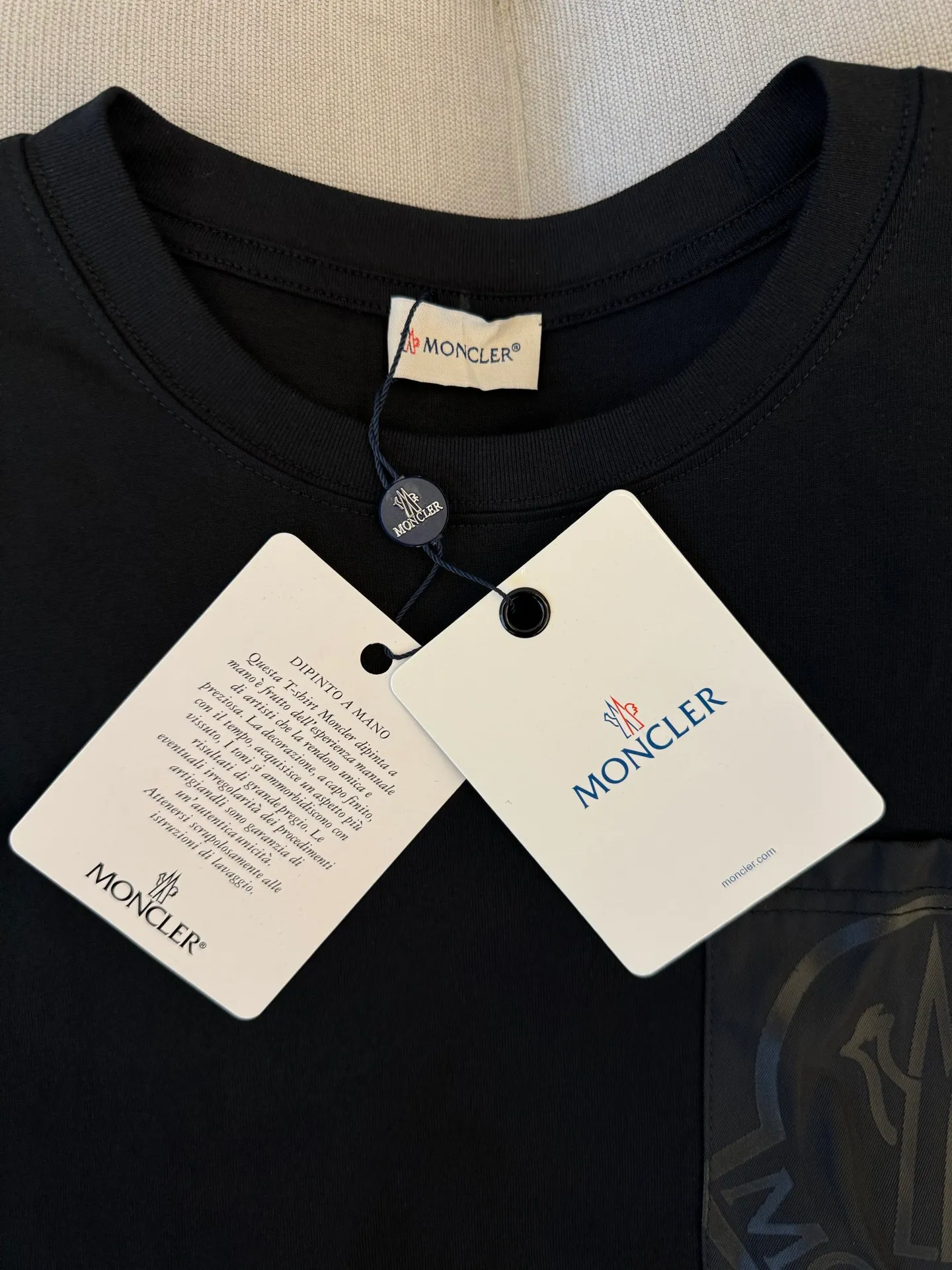 P160 Moncler woven pockets with hollow embroidered letter logo for men and women, short-sleeved T-shirt, 260g 100% double yarn pure cotton fabric, 32 double-strand threads, collar label, hangtag, main mark and three labels complete Size: XS S M L